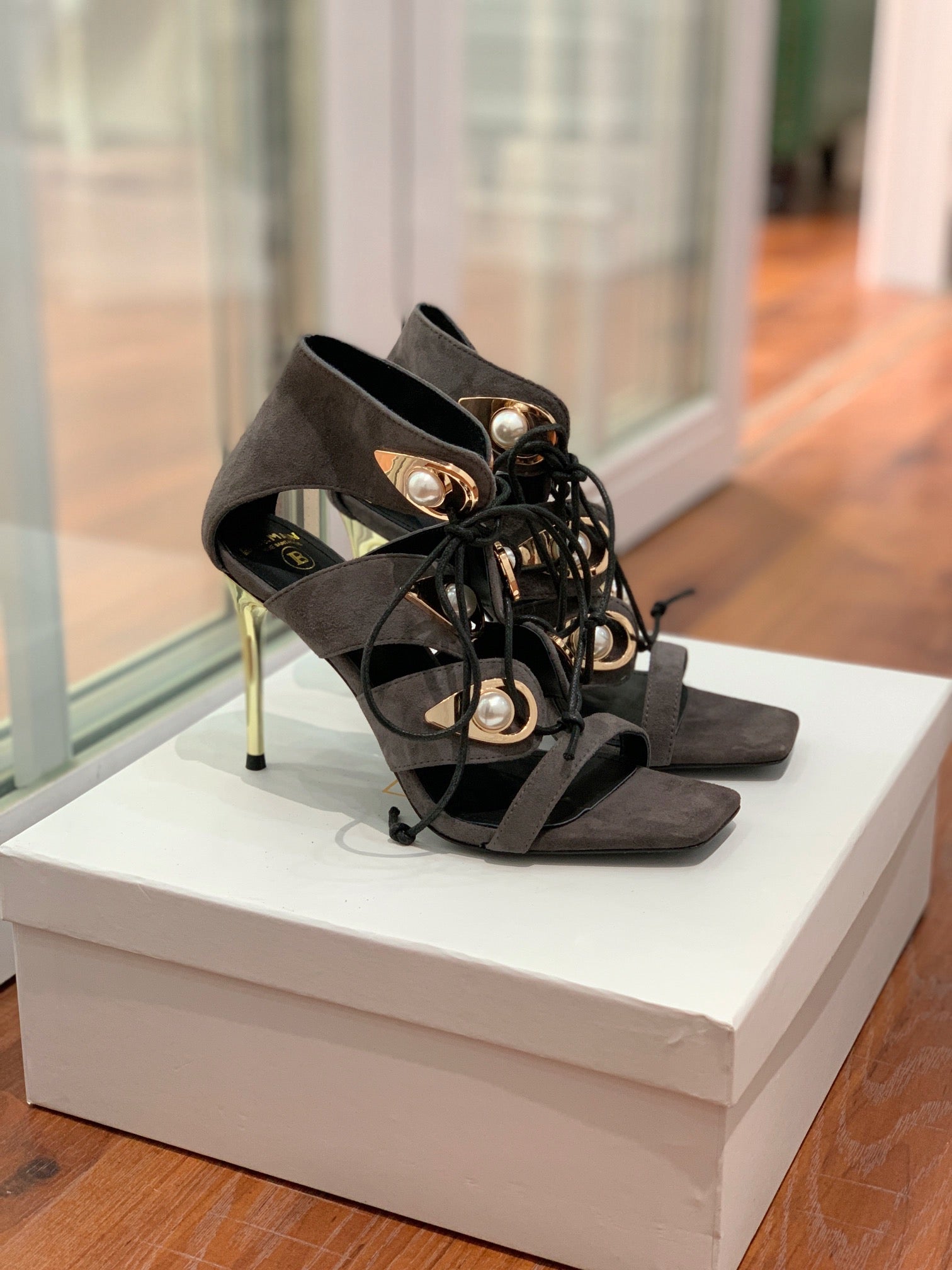 BALMAIN 25S HIGH HEELS 95MM IN CHARCOAL BROWN SUEDE WITH PEARL