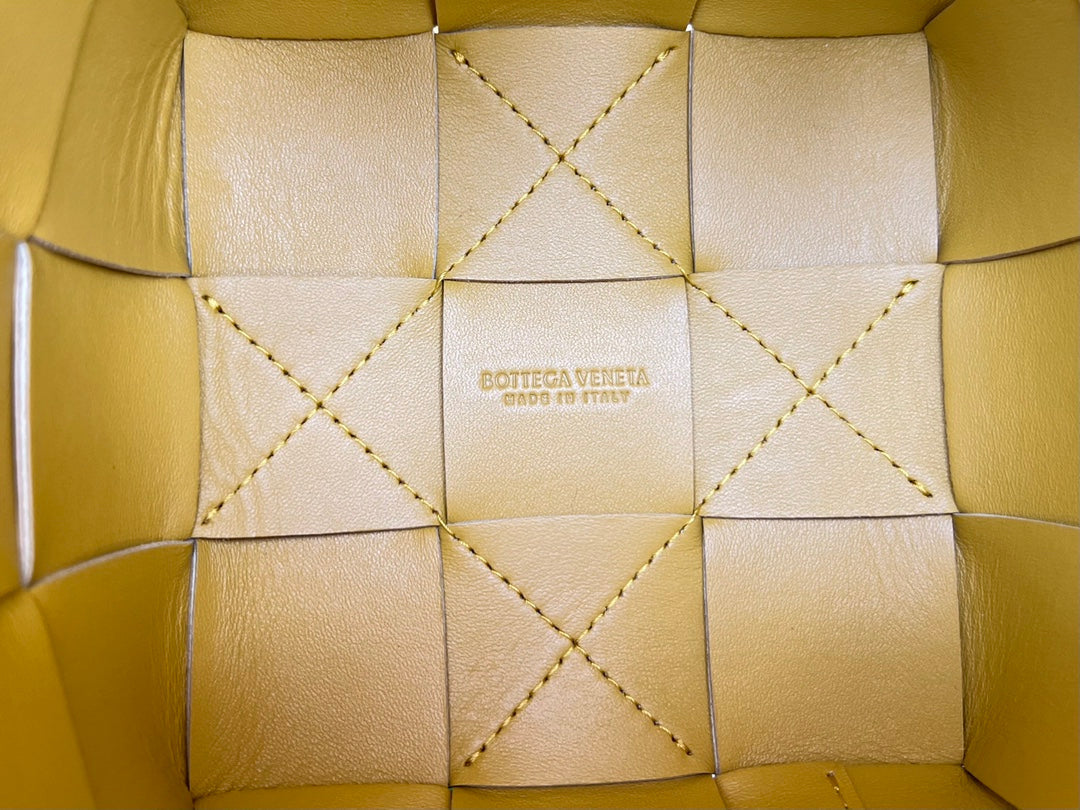 SMALL CASSETTE BUCKET 18 IN MERIGOLD CALFSKIN