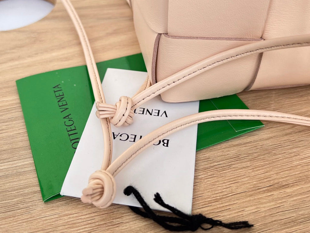 SMALL CASSETTE BUCKET 18 IN LIGHT PINK CALFSKIN