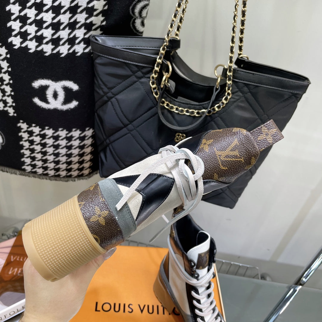 LAUREATE PLATFORM BOOTS IN WHITE CALFSKIN AND COIN GRAY SUEDE