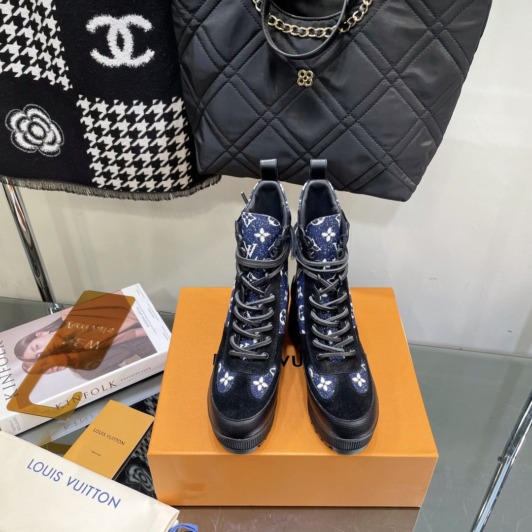 LAUREATE PLATFORM BOOTS IN BLACK SUEDE AND NAVY BLUE MONOGRAM JACQUARD PATTERN