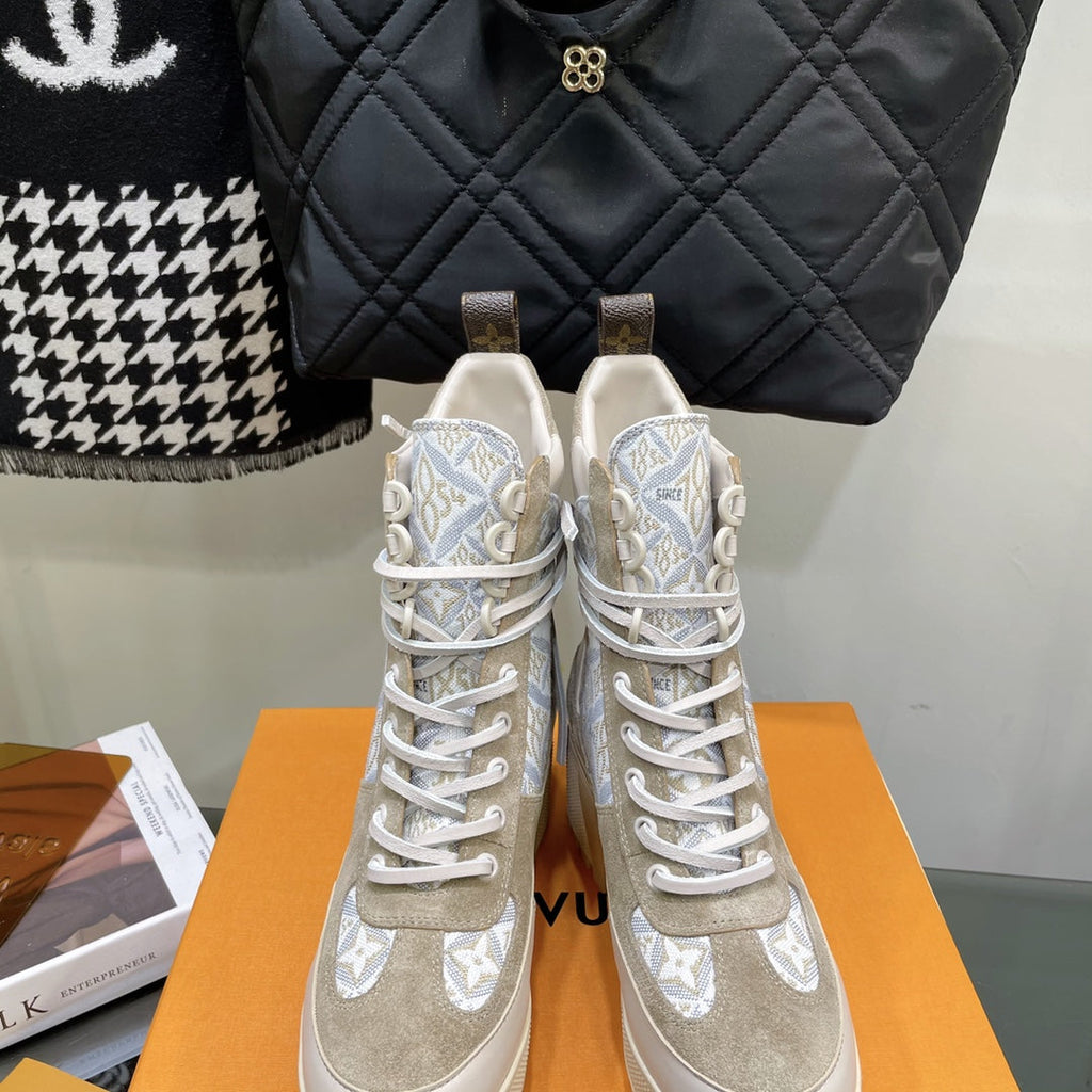 LAUREATE PLATFORM BOOTS IN OAT TAN SUEDE AND MONOGRAM JACQUARD PATTERN