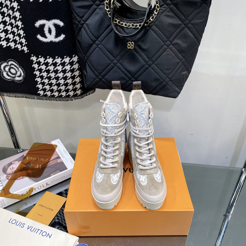 LAUREATE PLATFORM BOOTS IN OAT TAN SUEDE AND MONOGRAM JACQUARD PATTERN