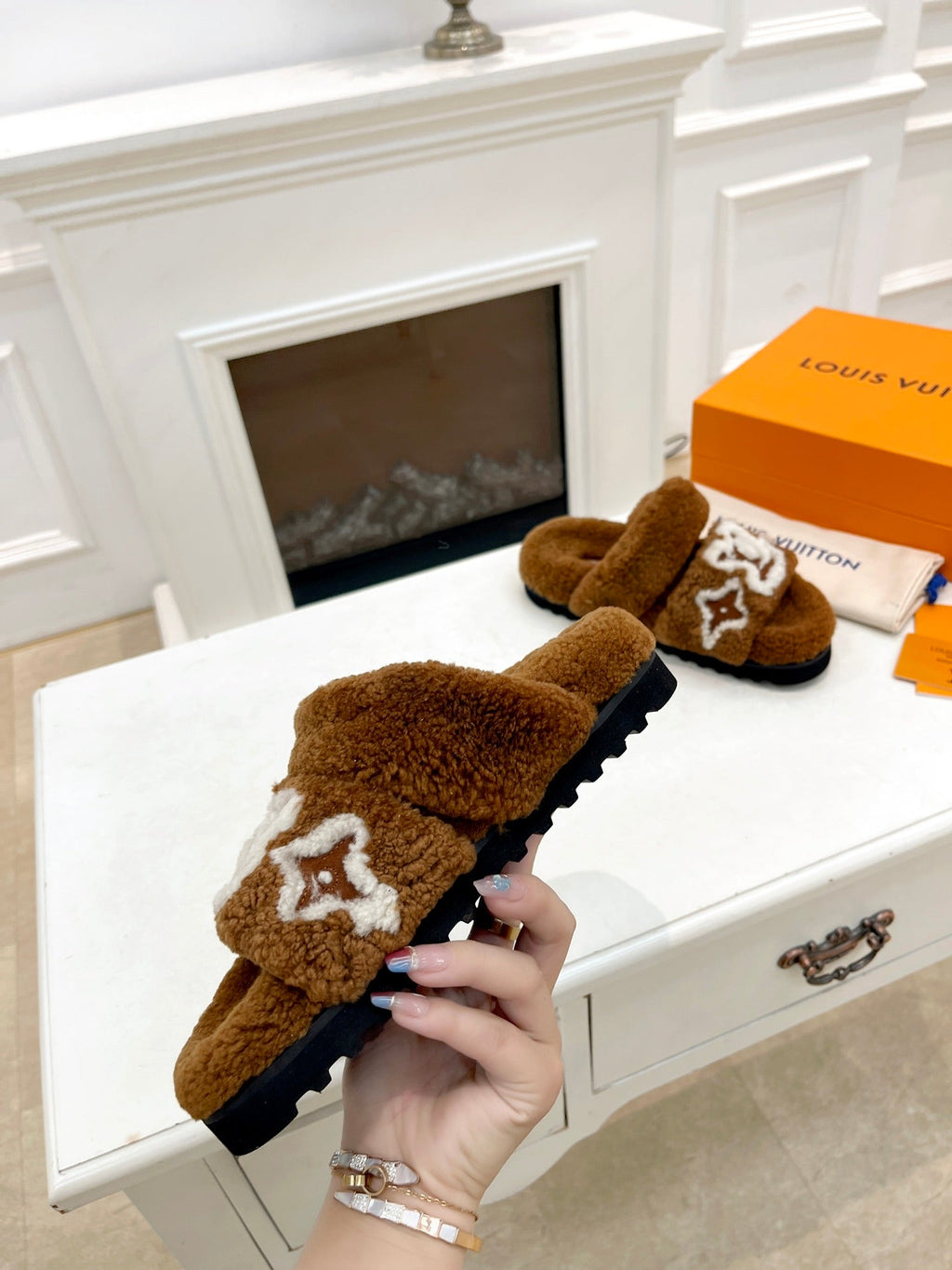 DAD SANDAL MULE IN CARAMEL BROWN MIX WHITE FLEECE