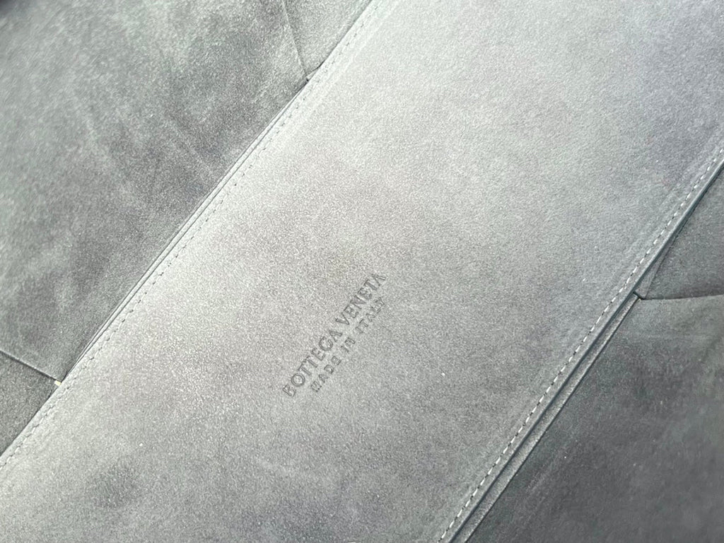 ARCO TOTE 36 IN TROUT GRAY CALFSKIN