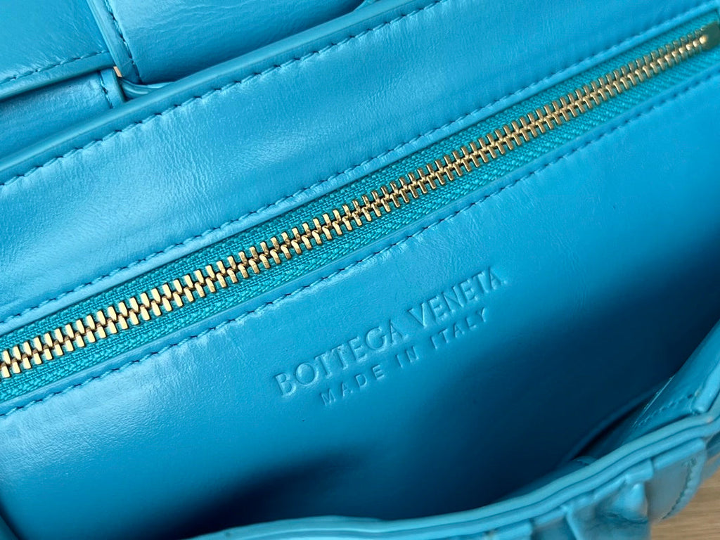 CASSETTE 28 IN SKY BLUE SOFT LAMBSKIN