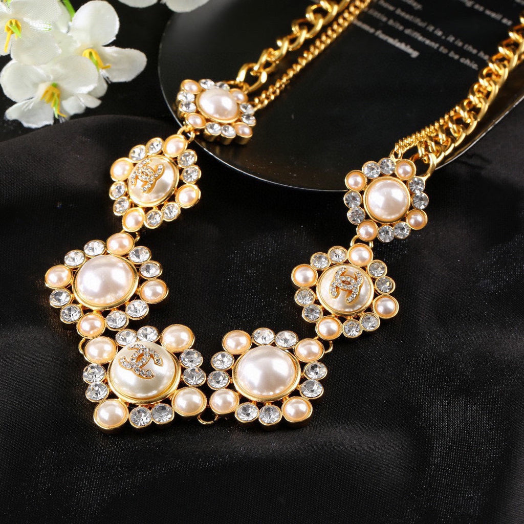 CHANEL 25S CHAIN BELT IN GOLD METALLIC WITH PEARL 614283