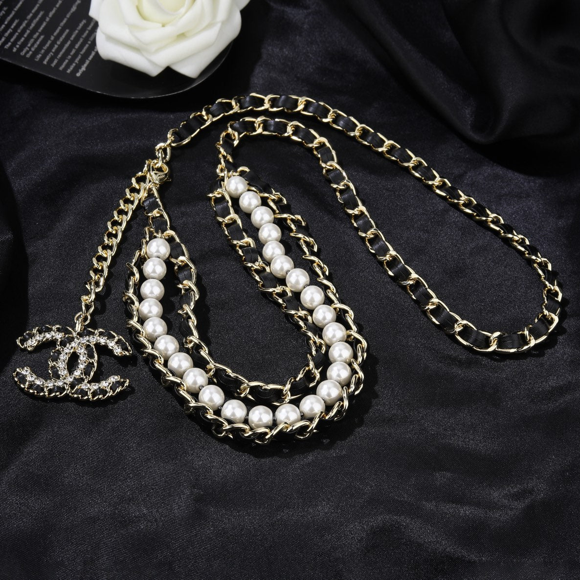 CHANEL 25S CHAIN BELT IN WHITE PEARL AND BLACK CALFSKIN 612711
