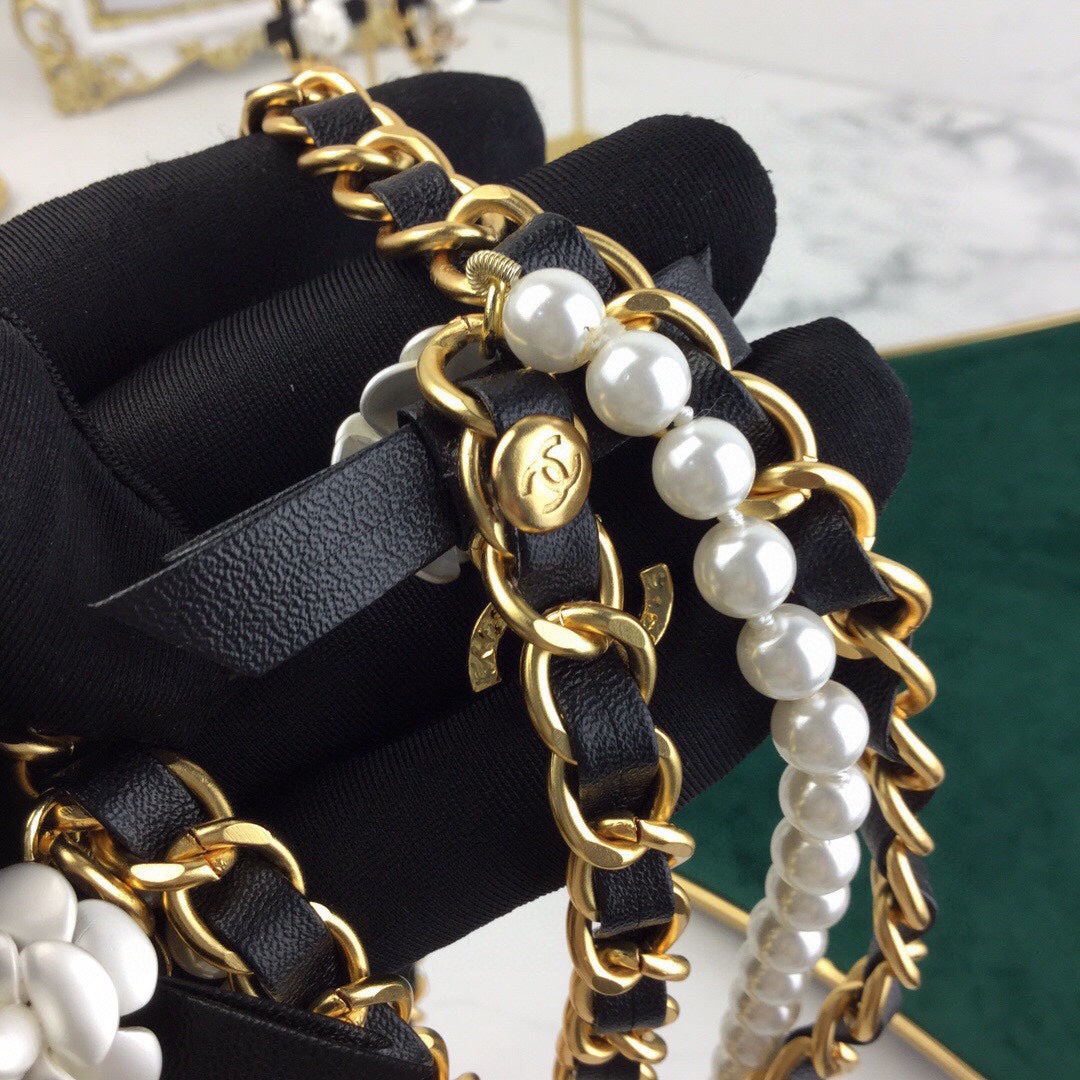 CHANEL 25S CHAIN BELT IN WHITE PEARL AND BLACK CALFSKIN 614403