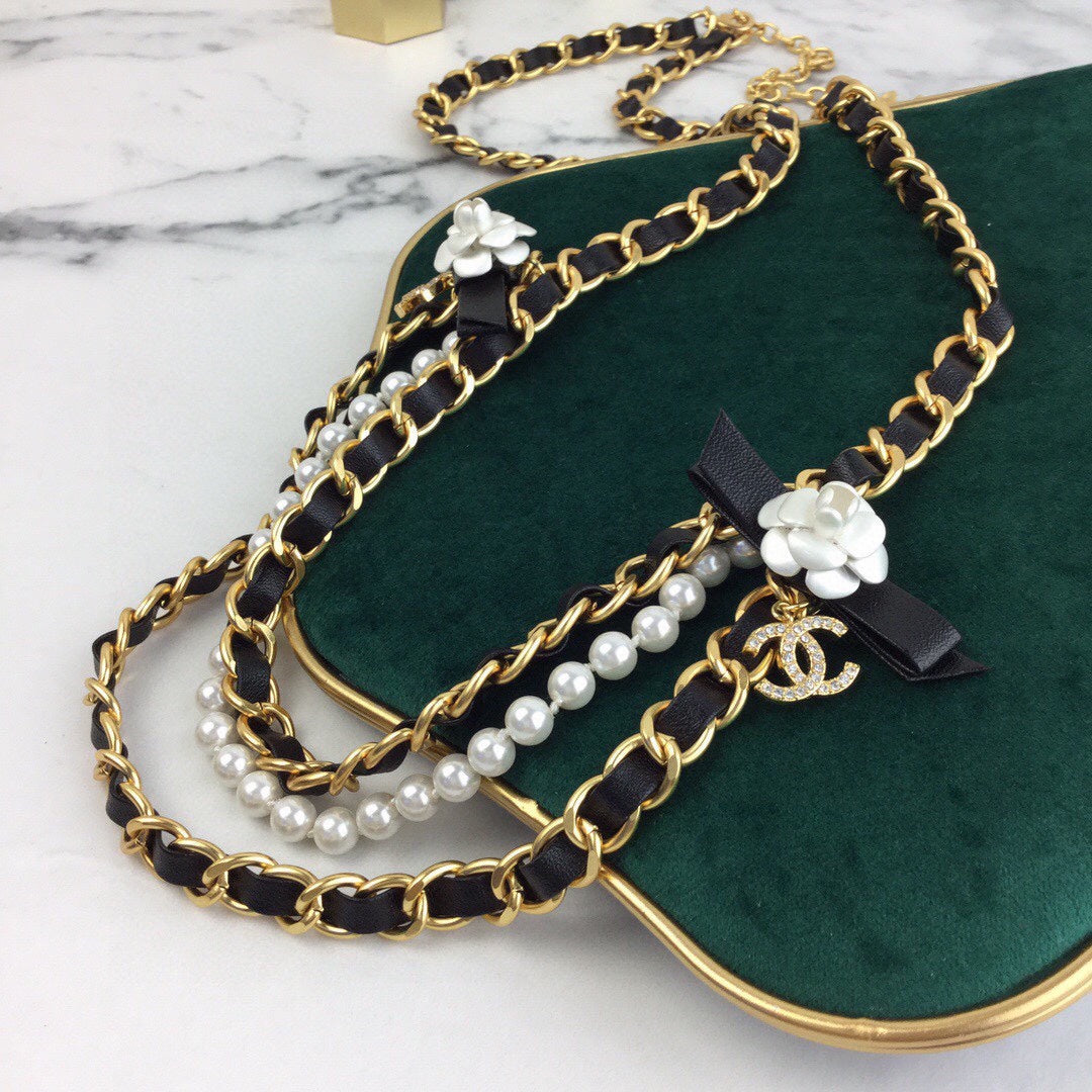 CHANEL 25S CHAIN BELT IN WHITE PEARL AND BLACK CALFSKIN 614403