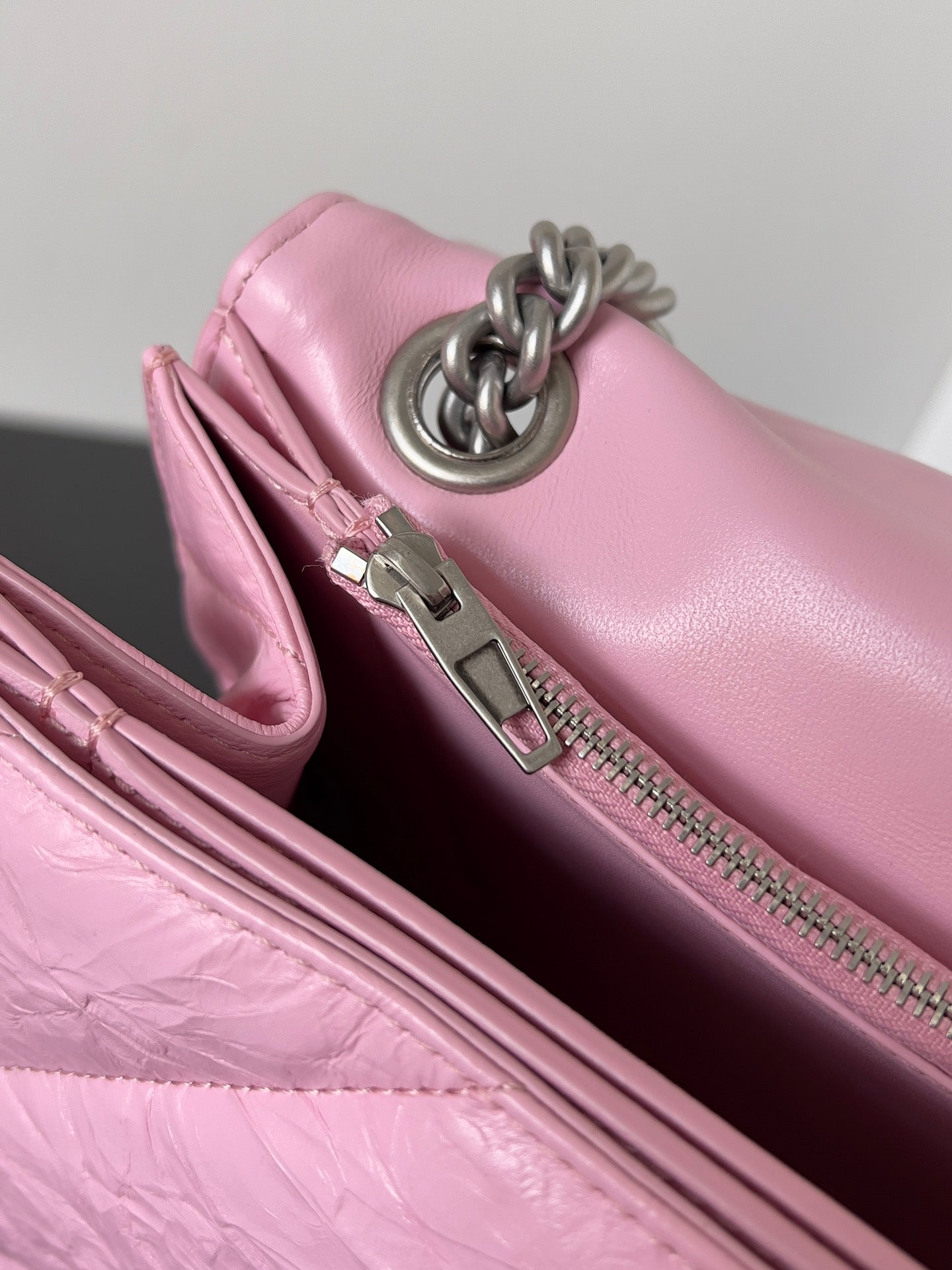 CRUSH CHAINED BAG 32 IN PINK QUILTED CRUSHED CALFSKIN SILVER HARDWARE