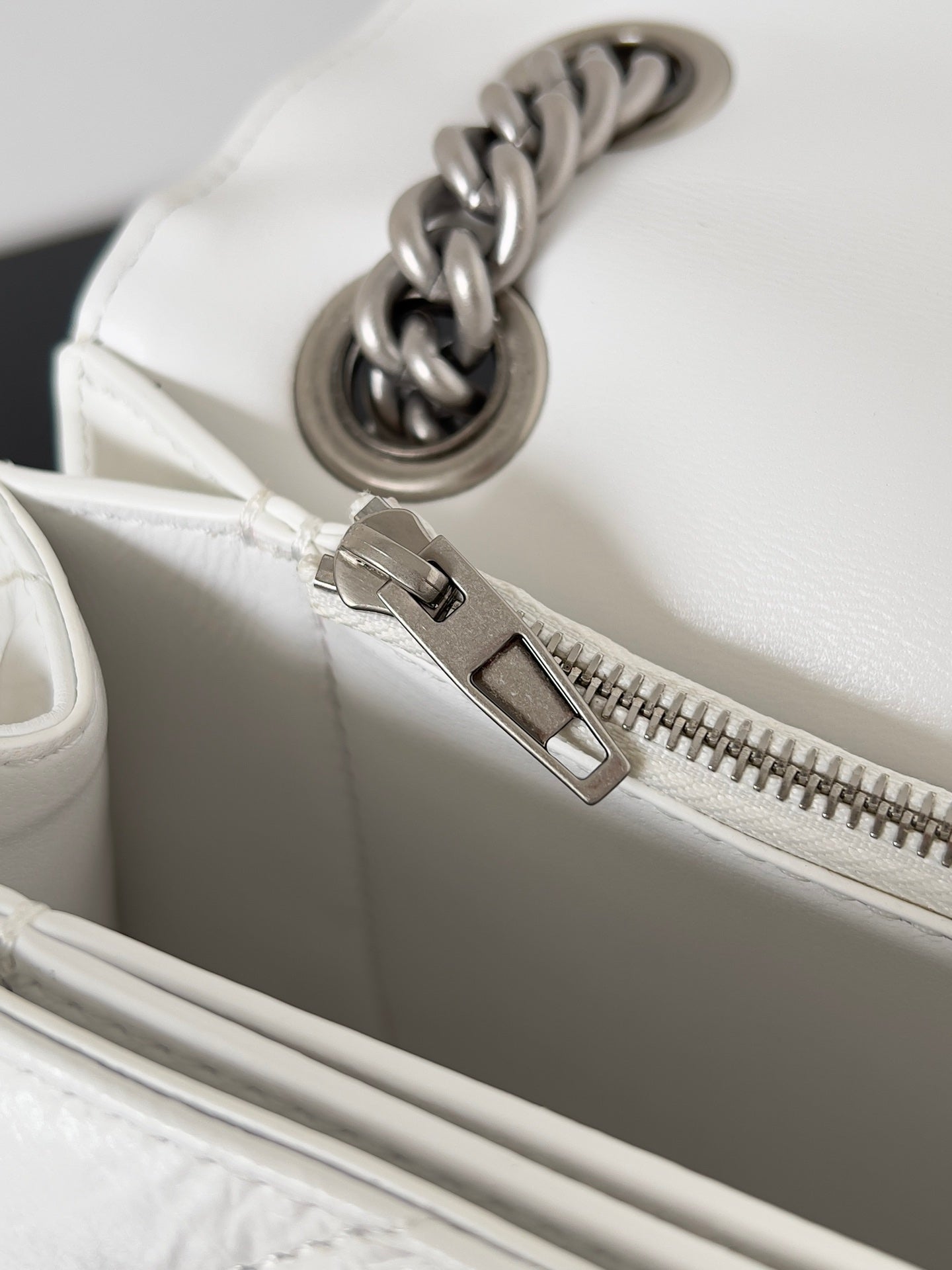 CRUSH CHAINED BAG 25 IN WHITE QUILTED CRUSHED CALFSKIN SILVER HARDWARE