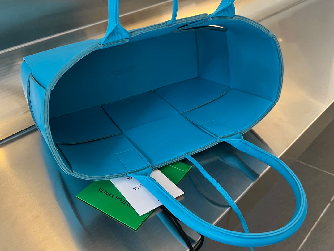 SMALL ARCO TOTE 30 IN CERULEAN BLUE LAMBSKIN