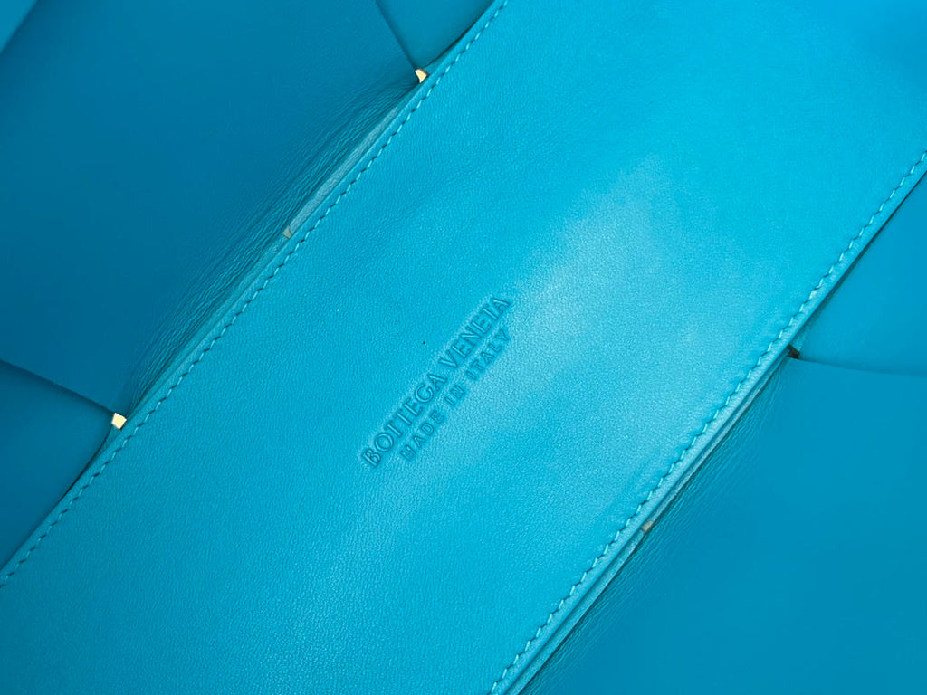 SMALL ARCO TOTE 30 IN CERULEAN BLUE LAMBSKIN