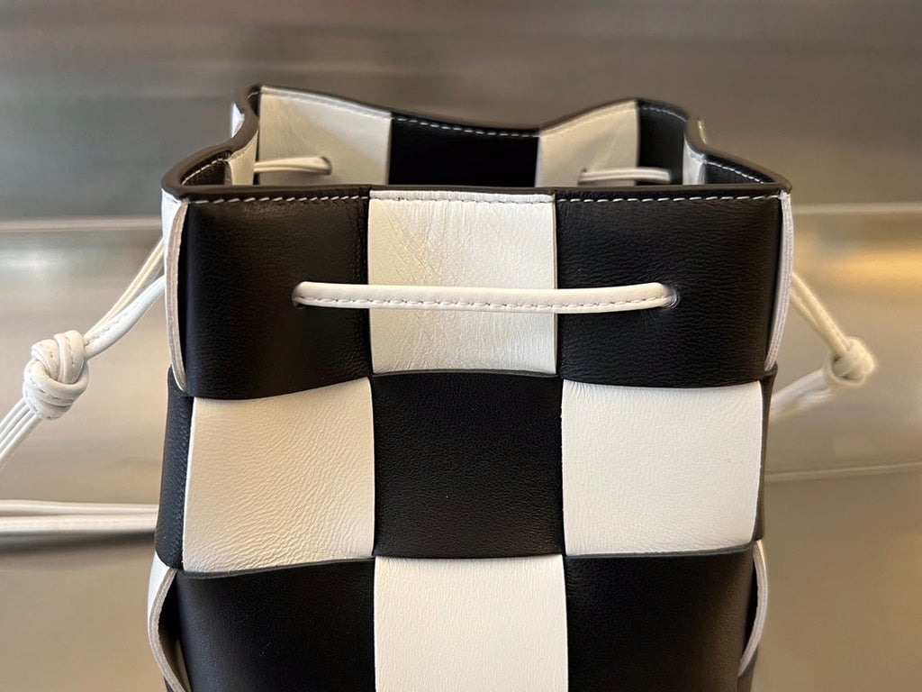 SMALL CASSETTE BUCKET 18 IN WHITE MIX BLACK CALFSKIN