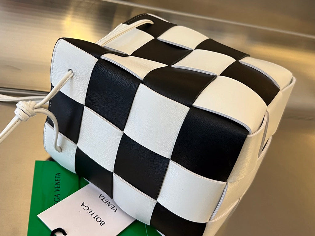 SMALL CASSETTE BUCKET 18 IN WHITE MIX BLACK CALFSKIN