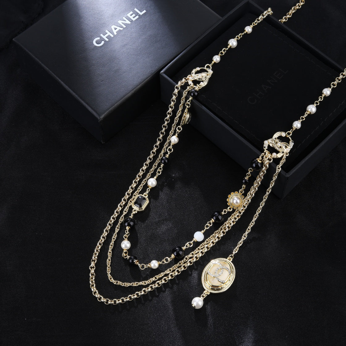 CHANEL 25S CHAIN BELT WITH PEARL 610546