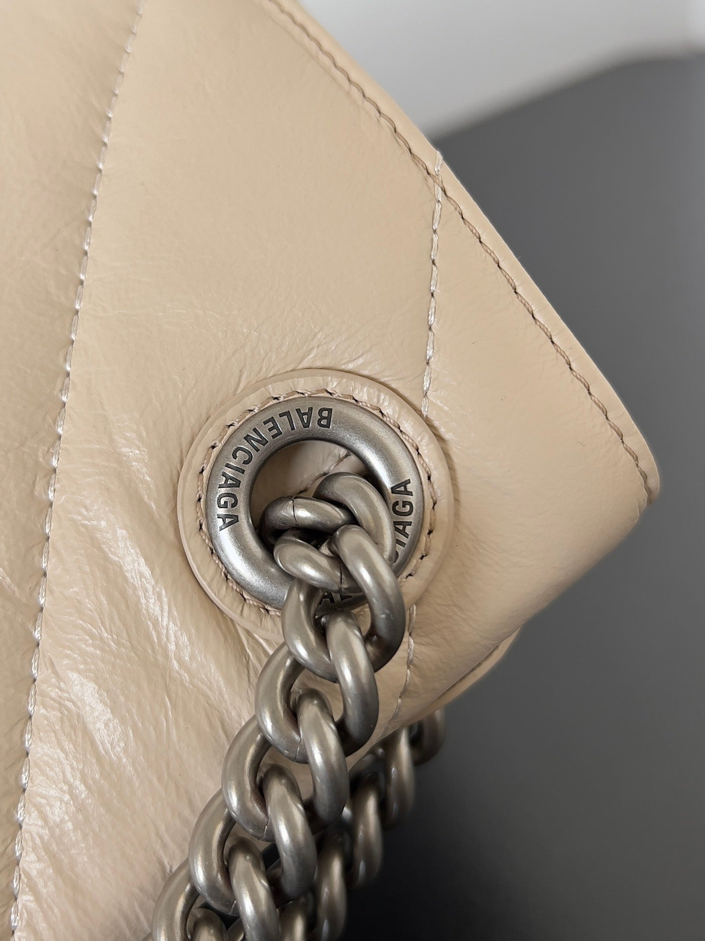 CRUSH CHAINED BAG 25 IN BEIGE QUILTED LAMBSKIN SILVER HARDWARE