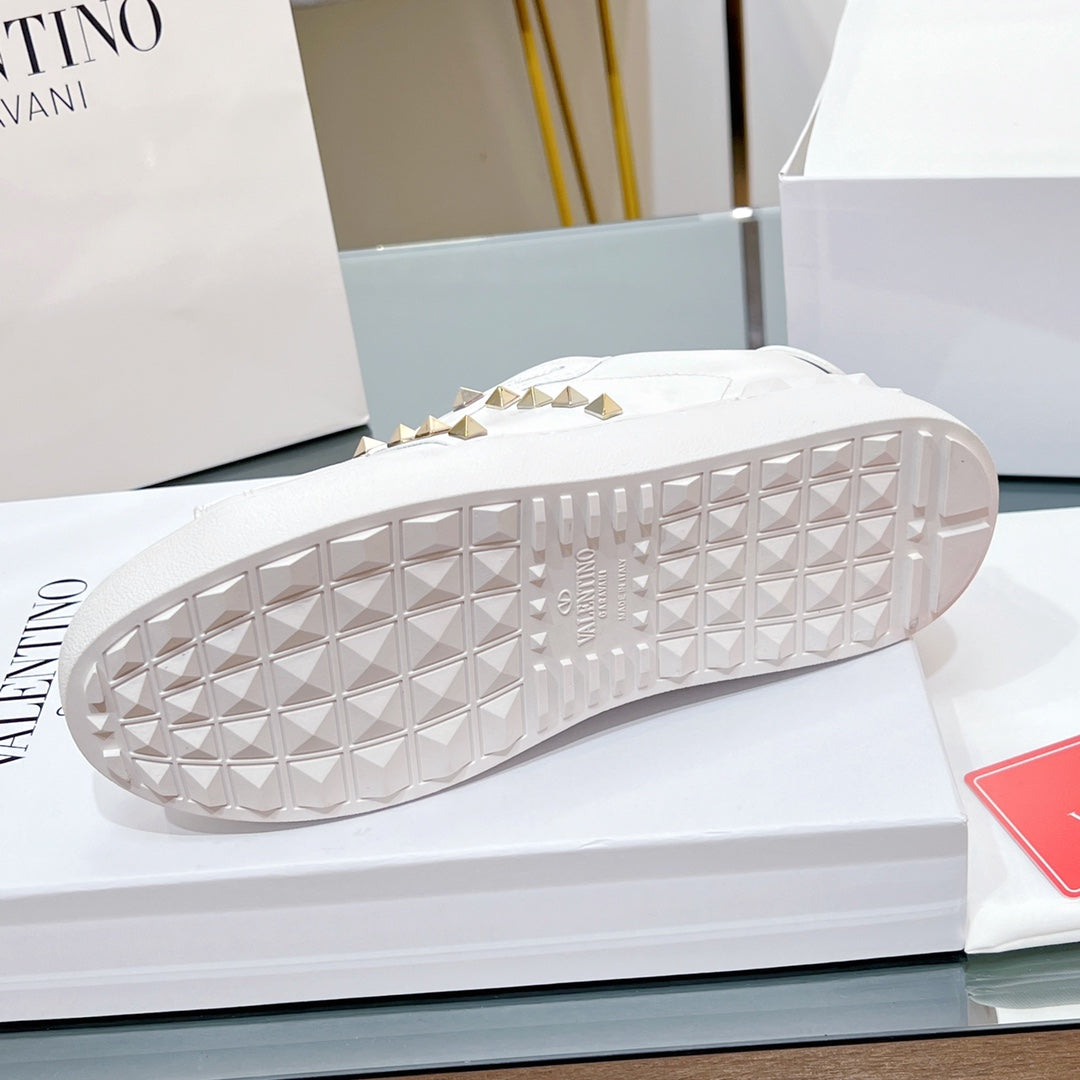 VALENTINO 25S GARAVANI ROCKSTUD UNTITLED STUDDED SNEAKERS IN WHITE LAMBSKIN
