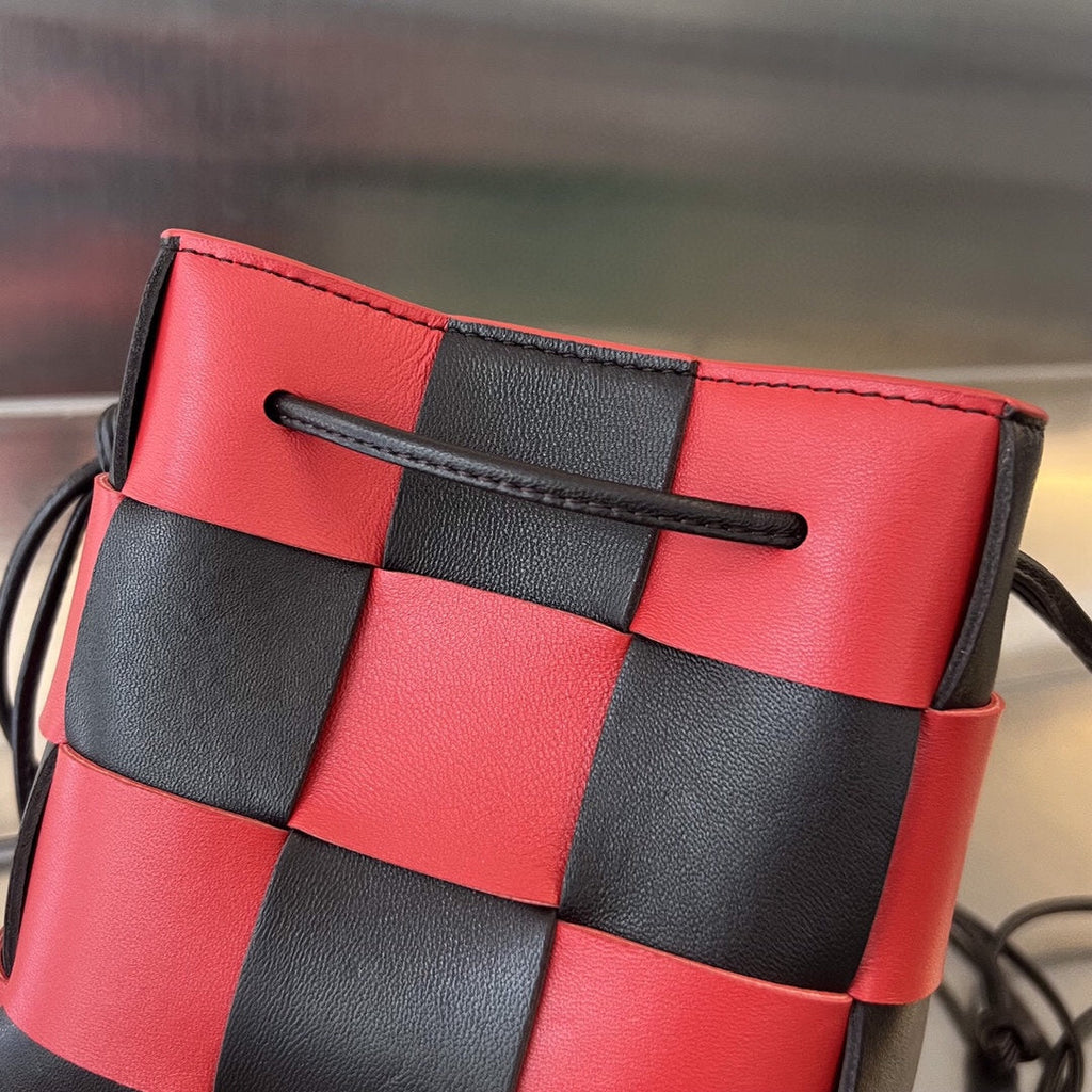 SMALL CASSETTE BUCKET 18 IN RED MIX BLACK CALFSKIN