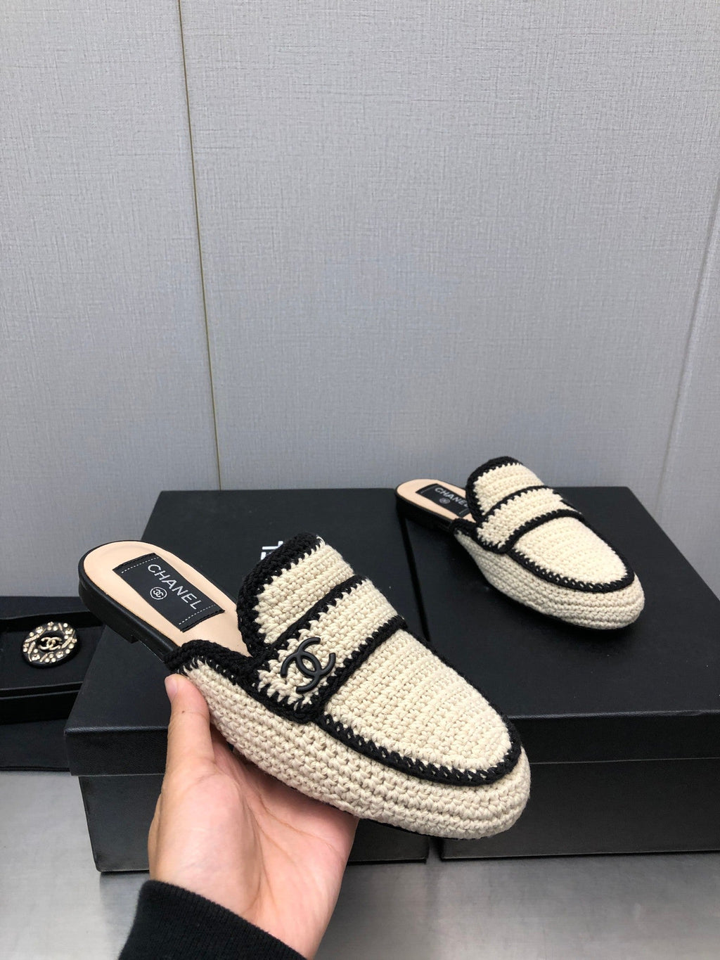 HALF-MULES IN CREAM WOOL WOVEN