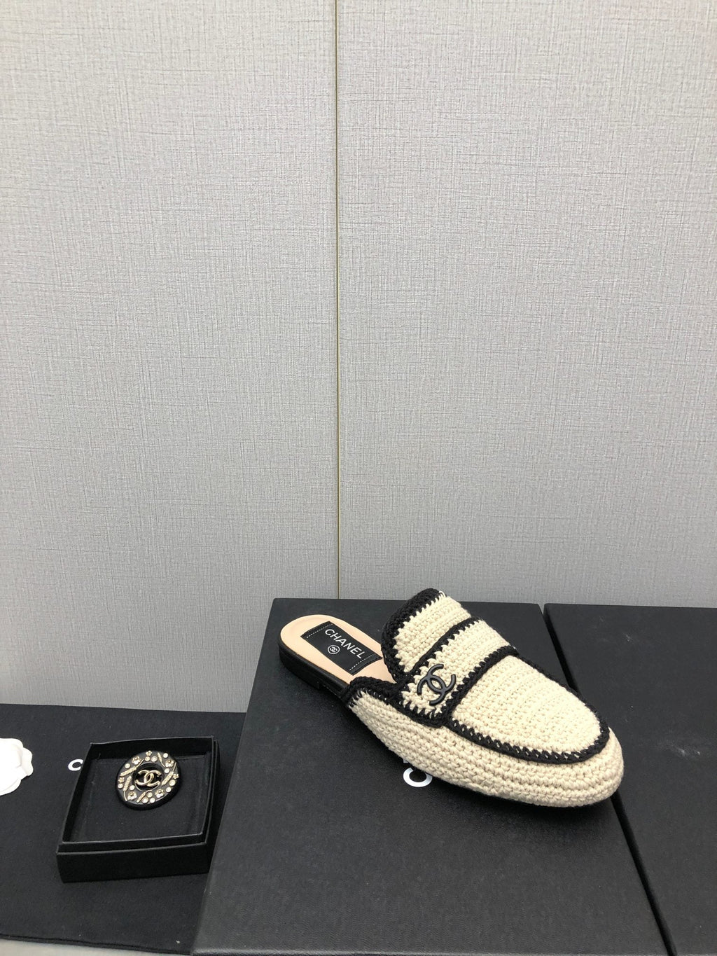 HALF-MULES IN CREAM WOOL WOVEN