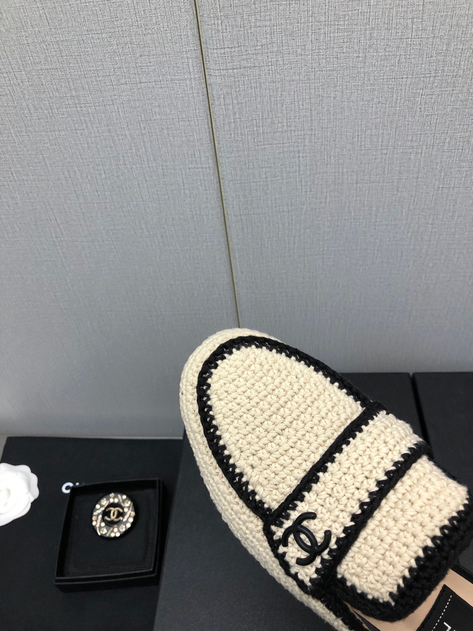 HALF-MULES IN CREAM WOOL WOVEN