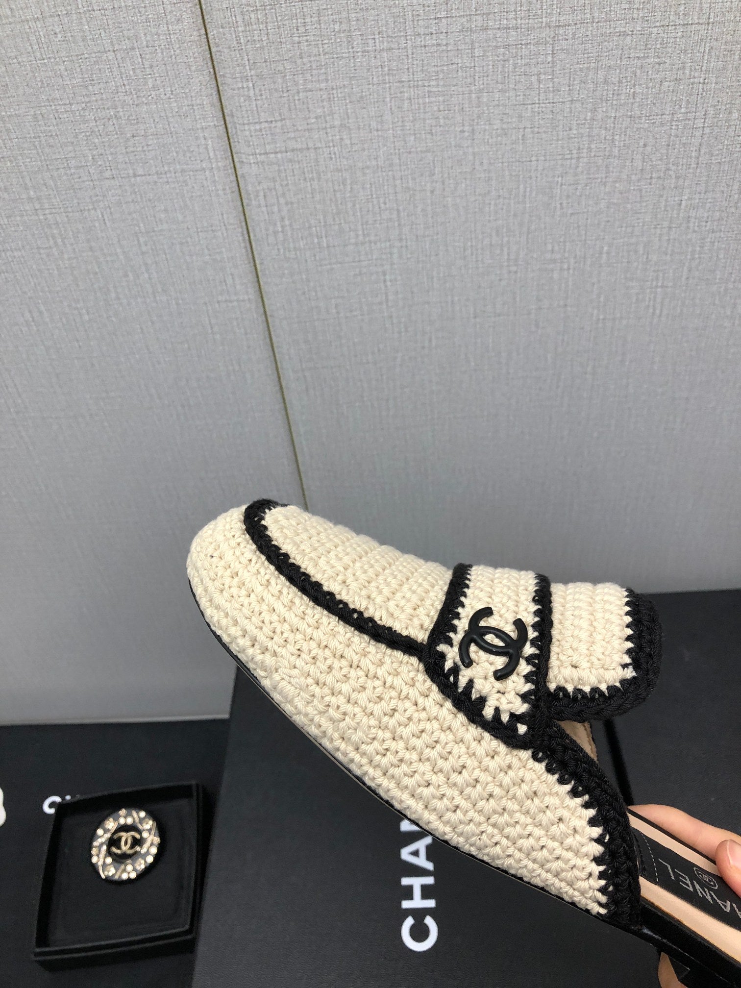 HALF-MULES IN CREAM WOOL WOVEN