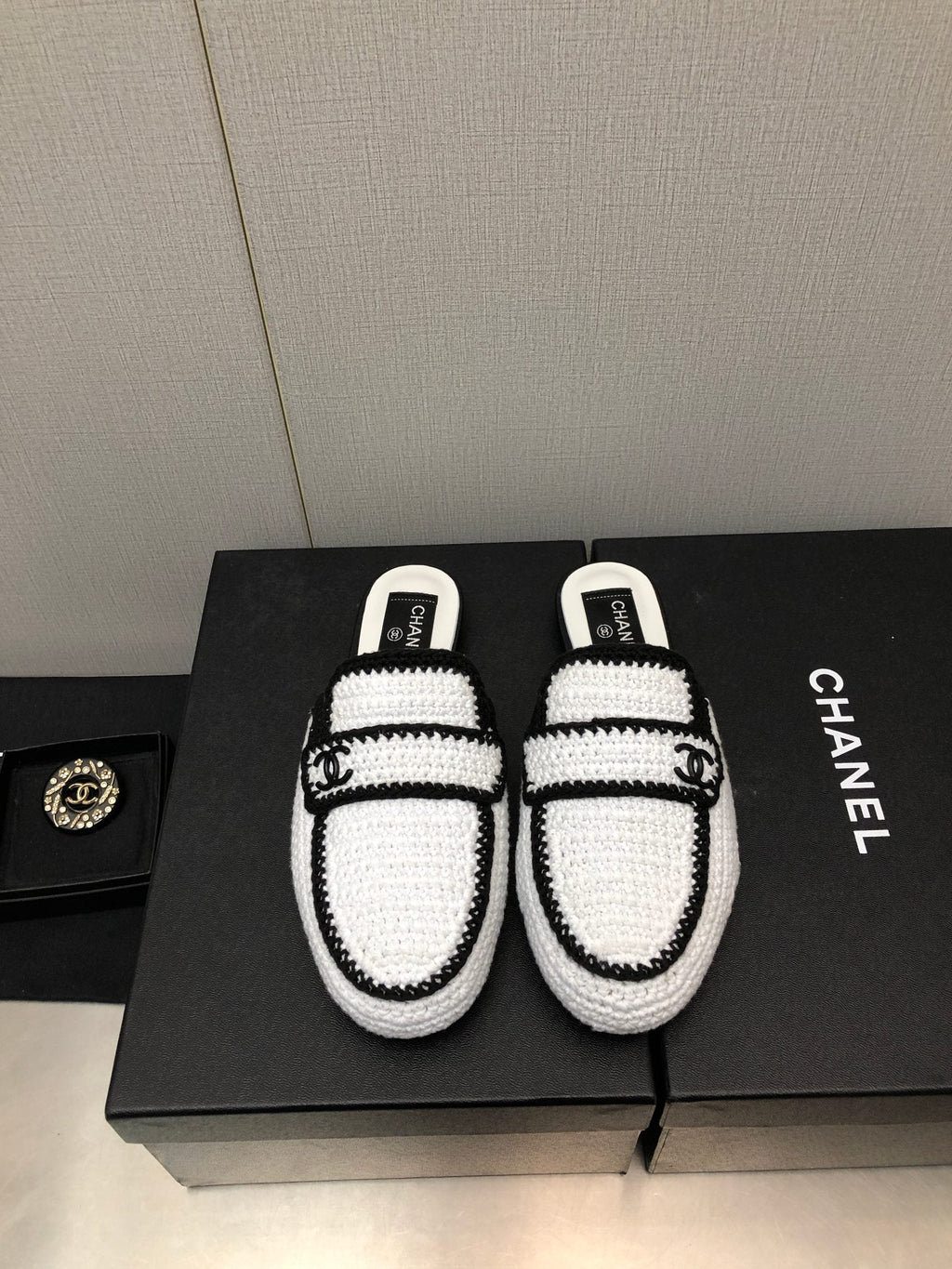 HALF-MULES IN WHITE MIX BLACK WOOL WOVEN
