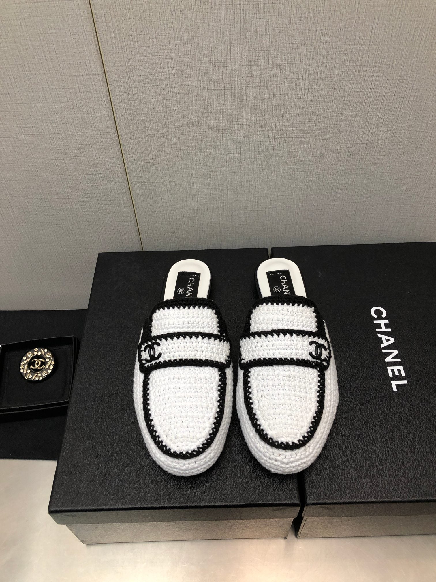 HALF-MULES IN WHITE MIX BLACK WOOL WOVEN