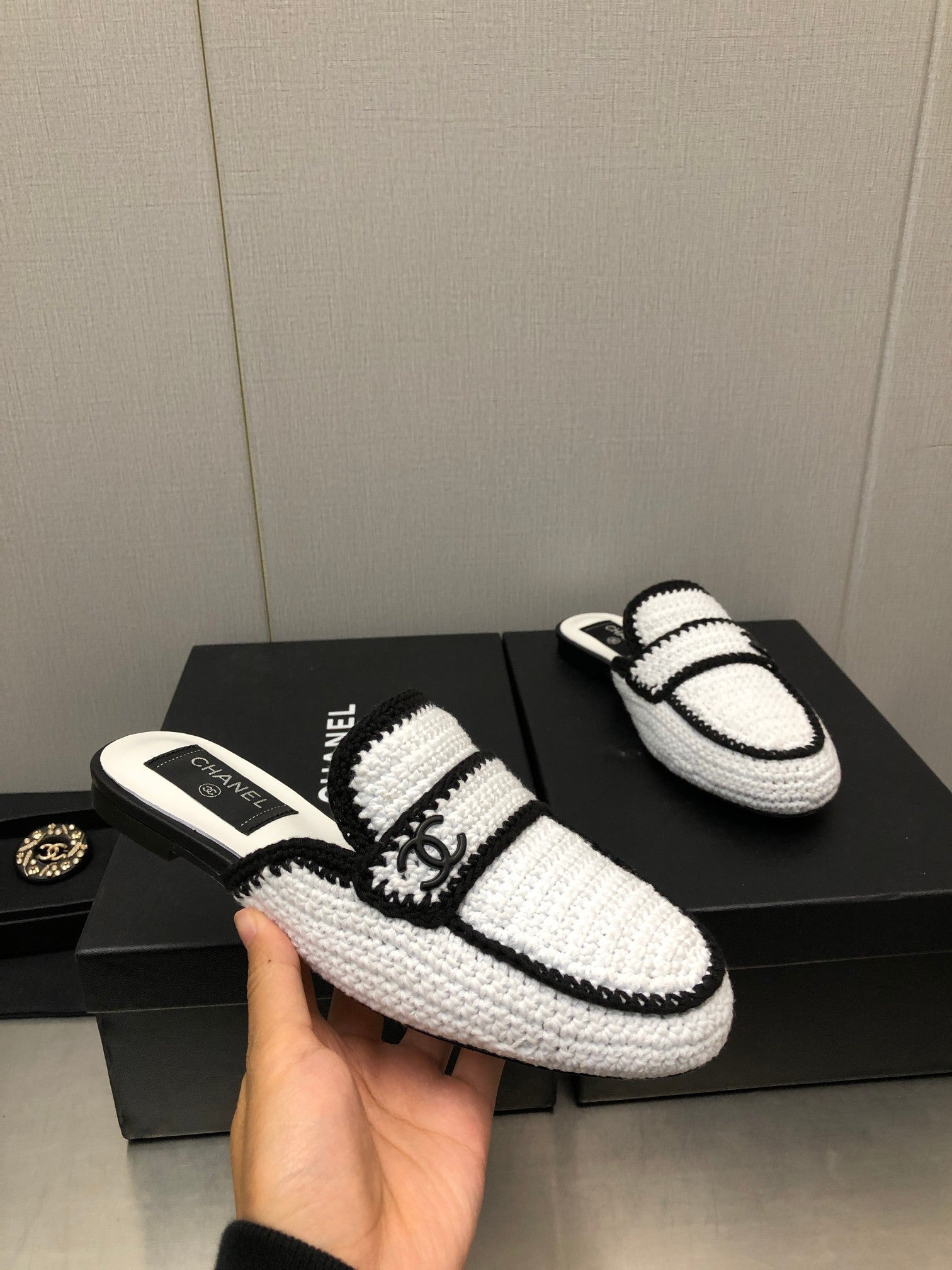HALF-MULES IN WHITE MIX BLACK WOOL WOVEN
