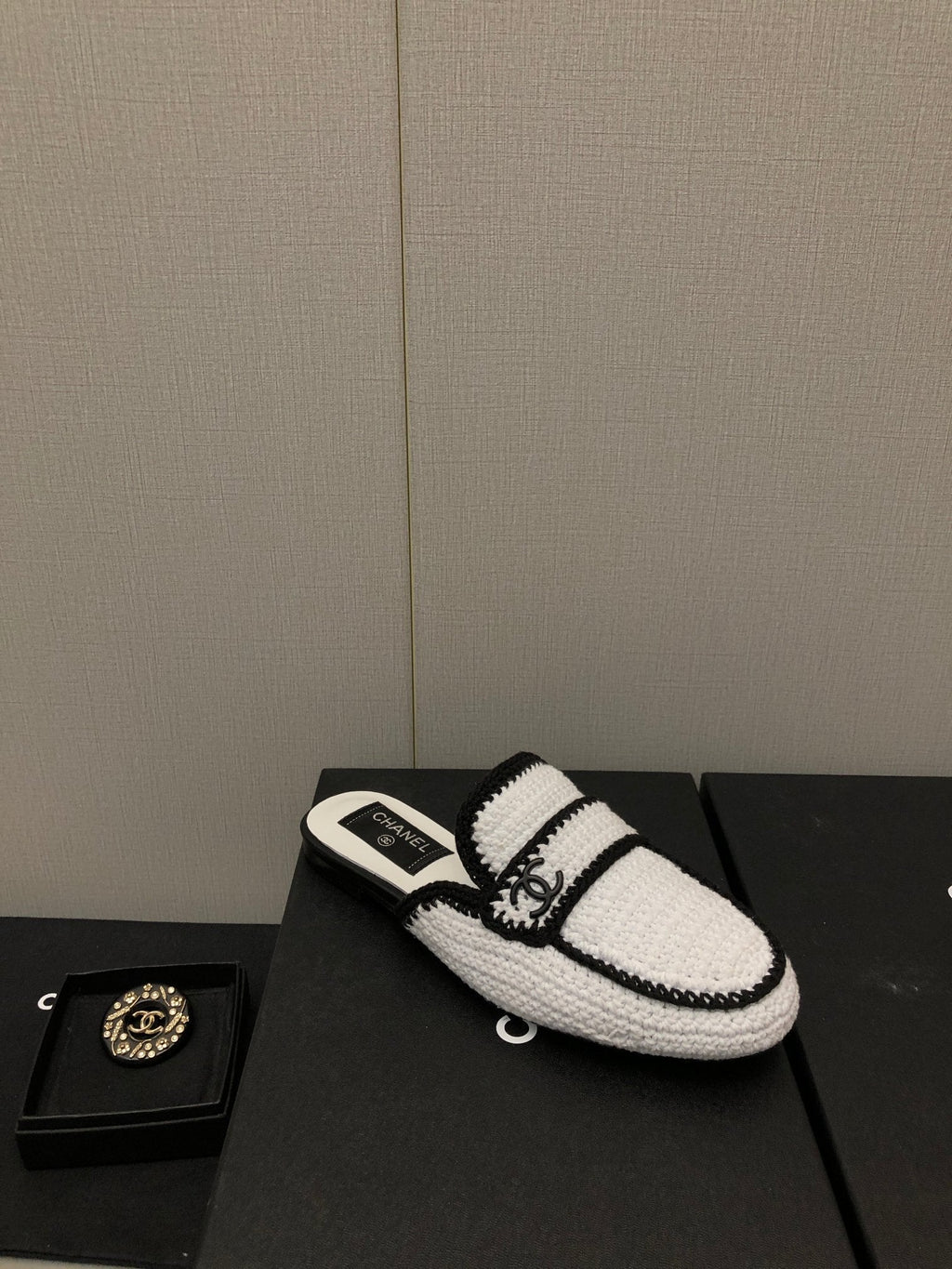 HALF-MULES IN WHITE MIX BLACK WOOL WOVEN