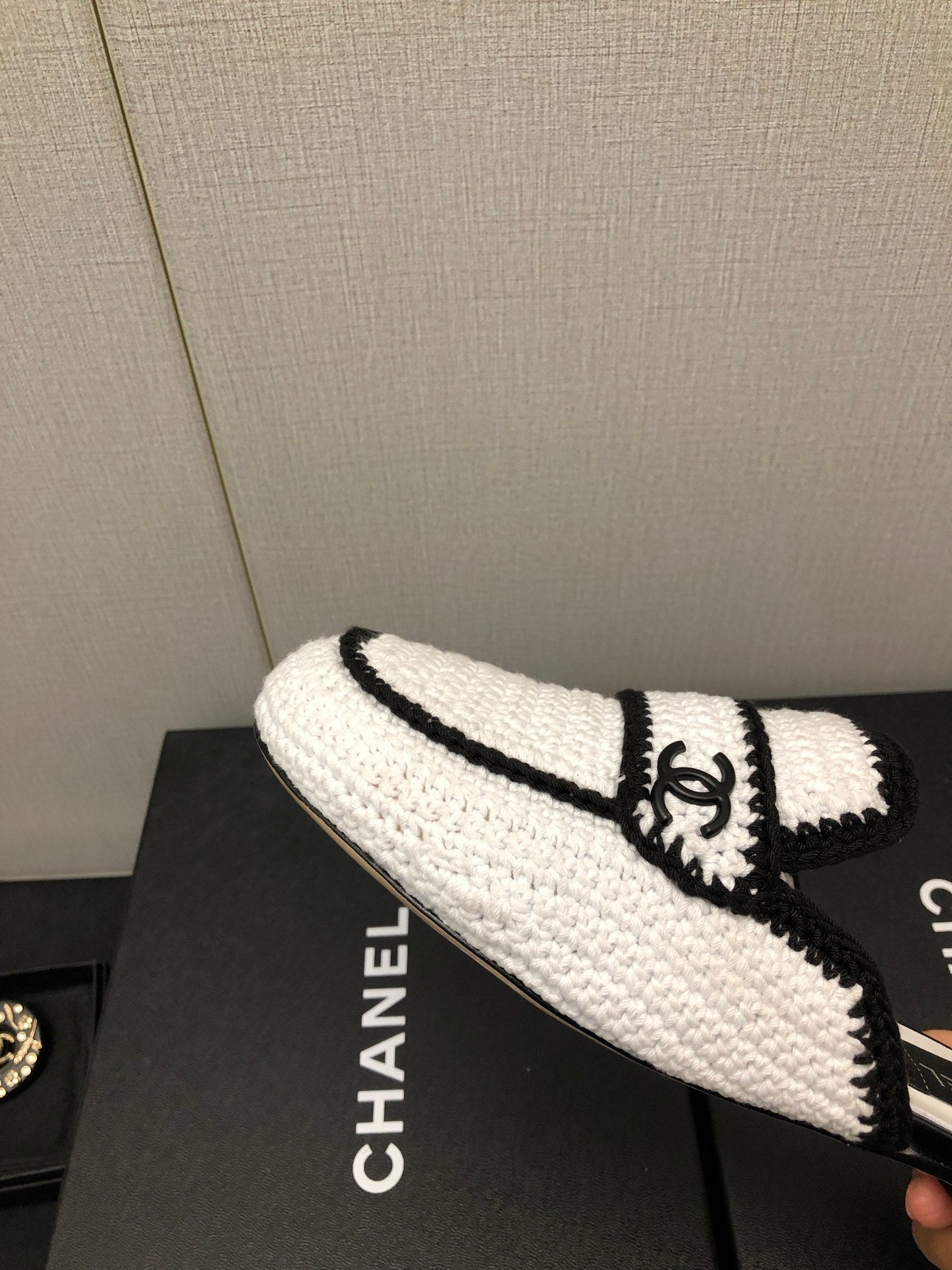 HALF-MULES IN WHITE MIX BLACK WOOL WOVEN