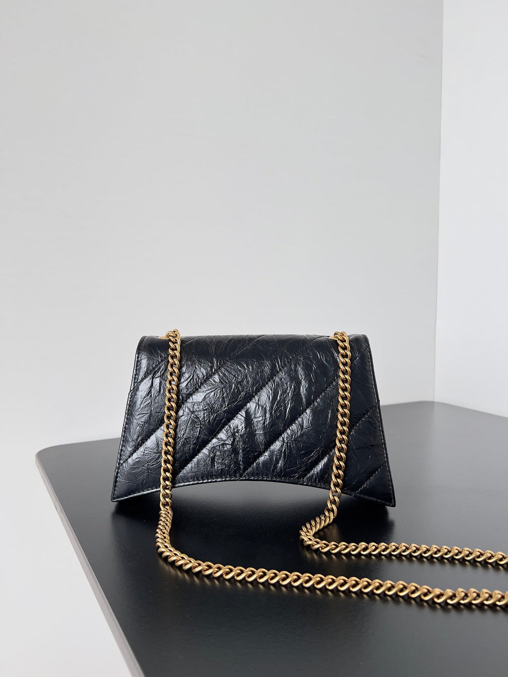 CRUSH CHAINED BAG 22 IN BLACK QUILTED CRUSHED CALFSKIN GOLD HARDWARE