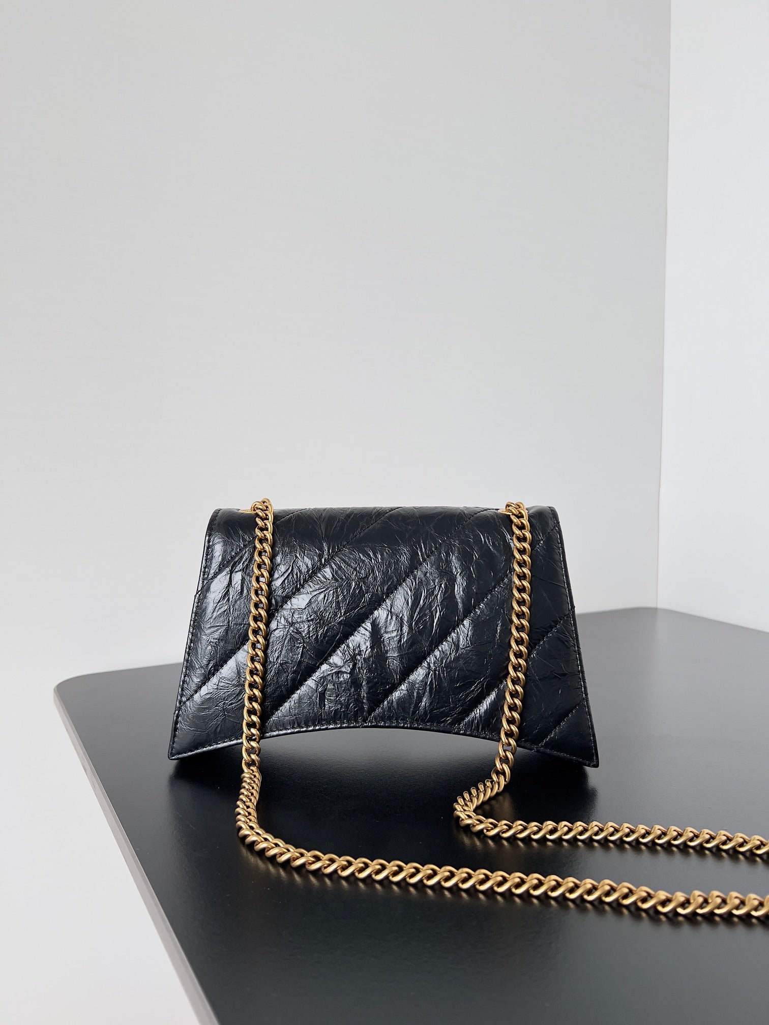 CRUSH CHAINED BAG 22 IN BLACK QUILTED CRUSHED CALFSKIN GOLD HARDWARE