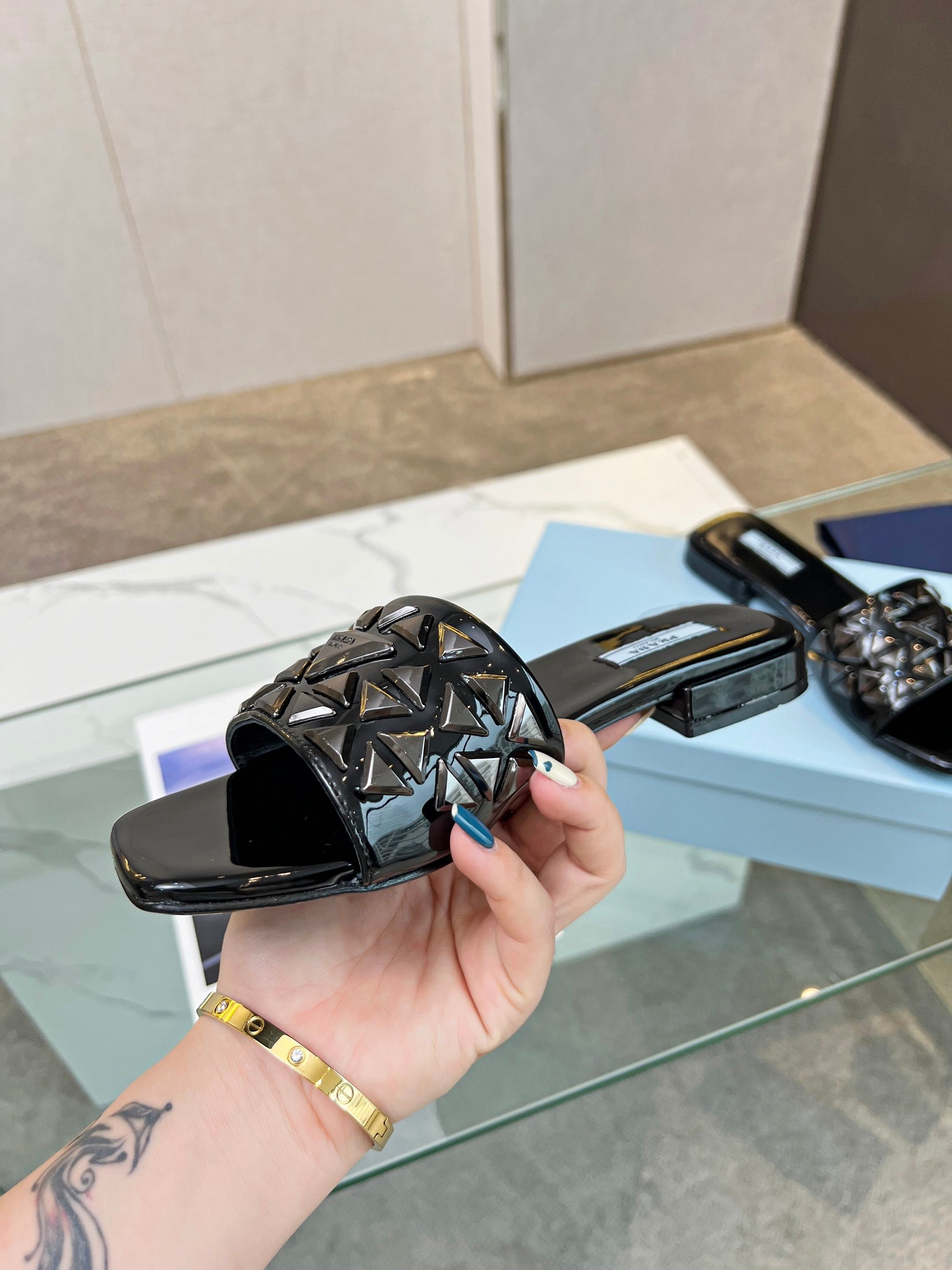 PRA EMBROIDERED SLIDES FLAT BLACK CALFSKIN