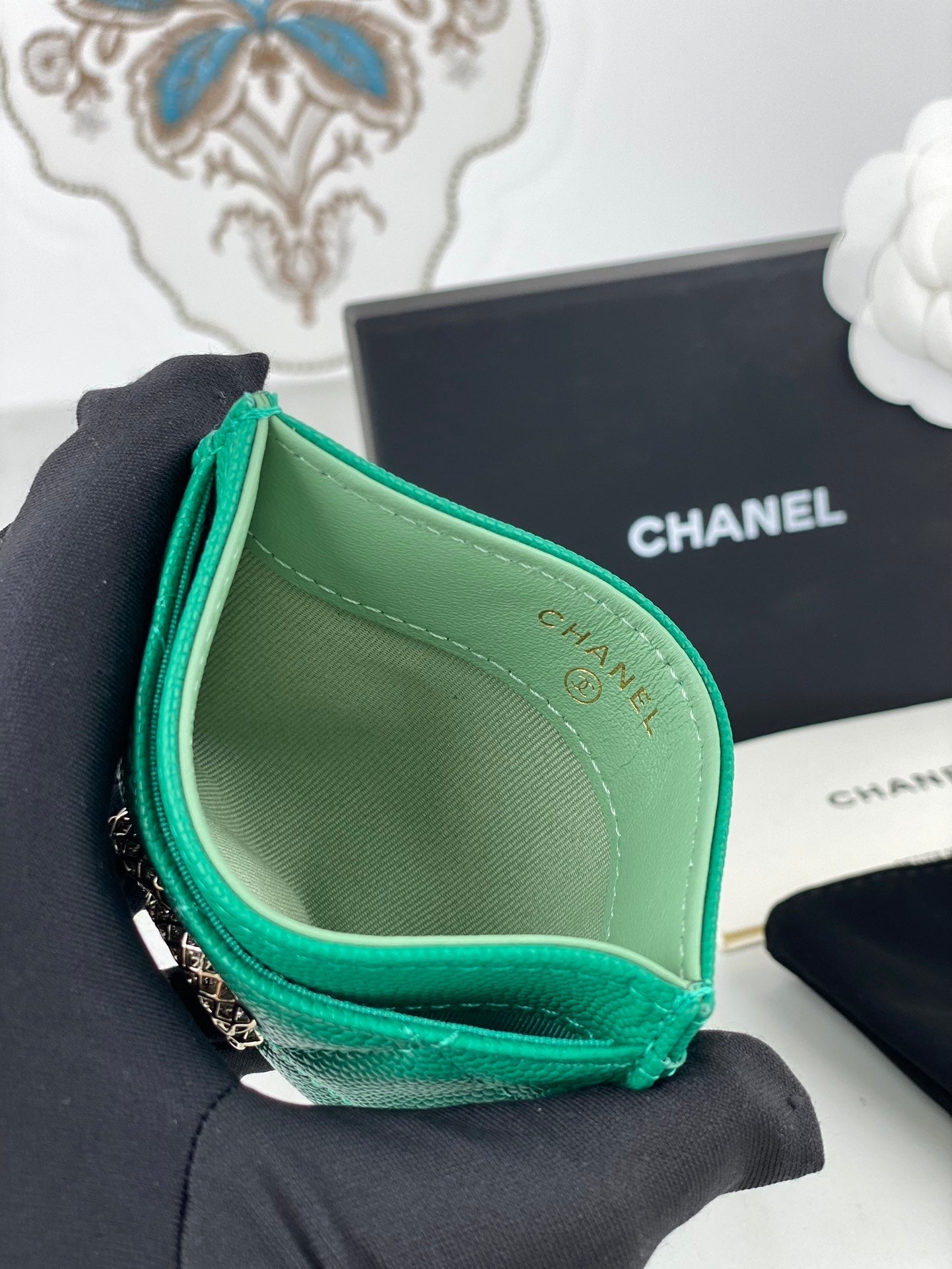 CC CARD HOLDER 19.5 EMERALD GRAINED CALFSKIN GOLD ICON