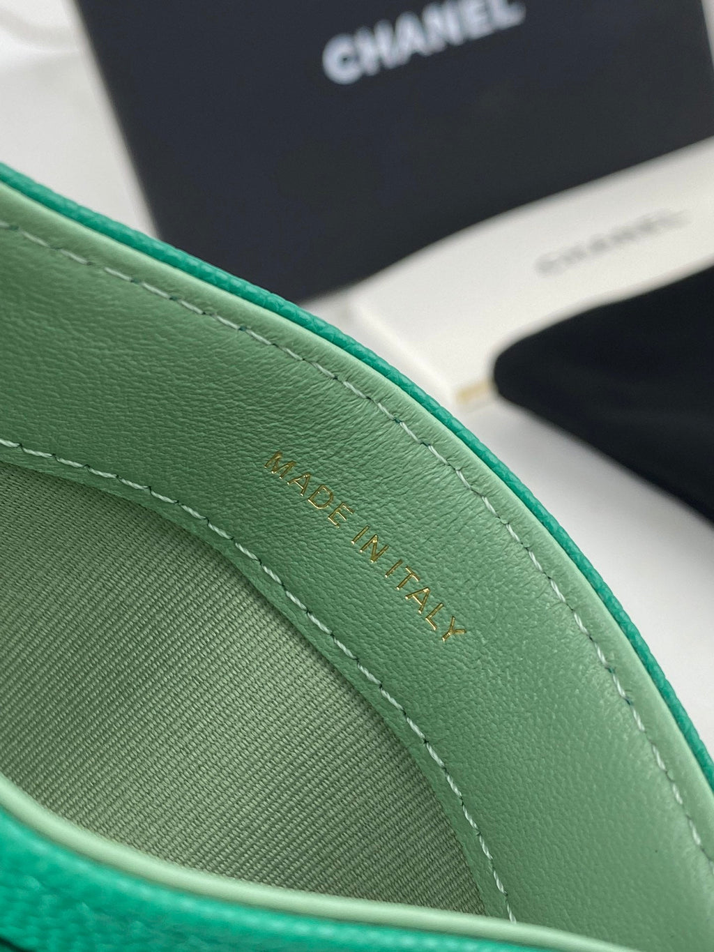 CC CARD HOLDER 19.5 EMERALD GRAINED CALFSKIN GOLD ICON