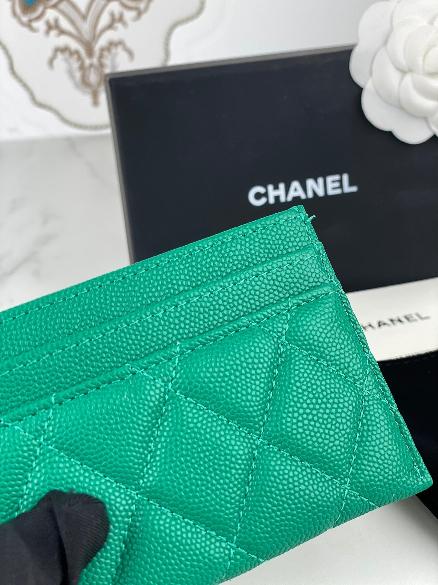 CC CARD HOLDER 19.5 EMERALD GRAINED CALFSKIN GOLD ICON