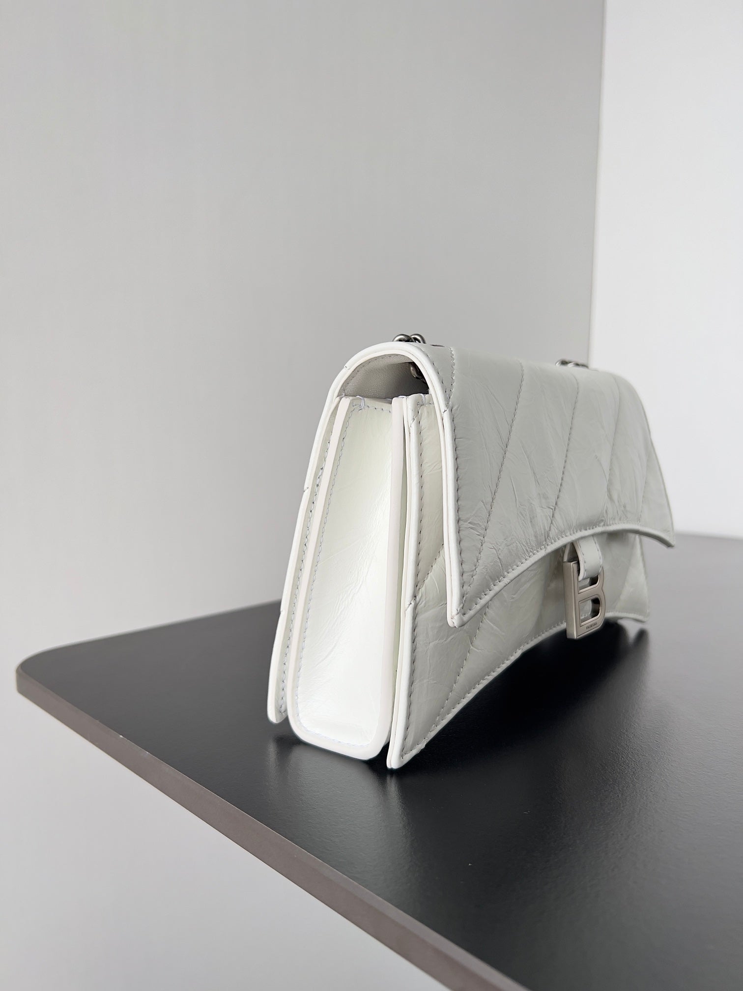 CRUSH CHAINED BAG 22 IN WHITE QUILTED CRUSHED CALFSKIN SILVER HARDWARE