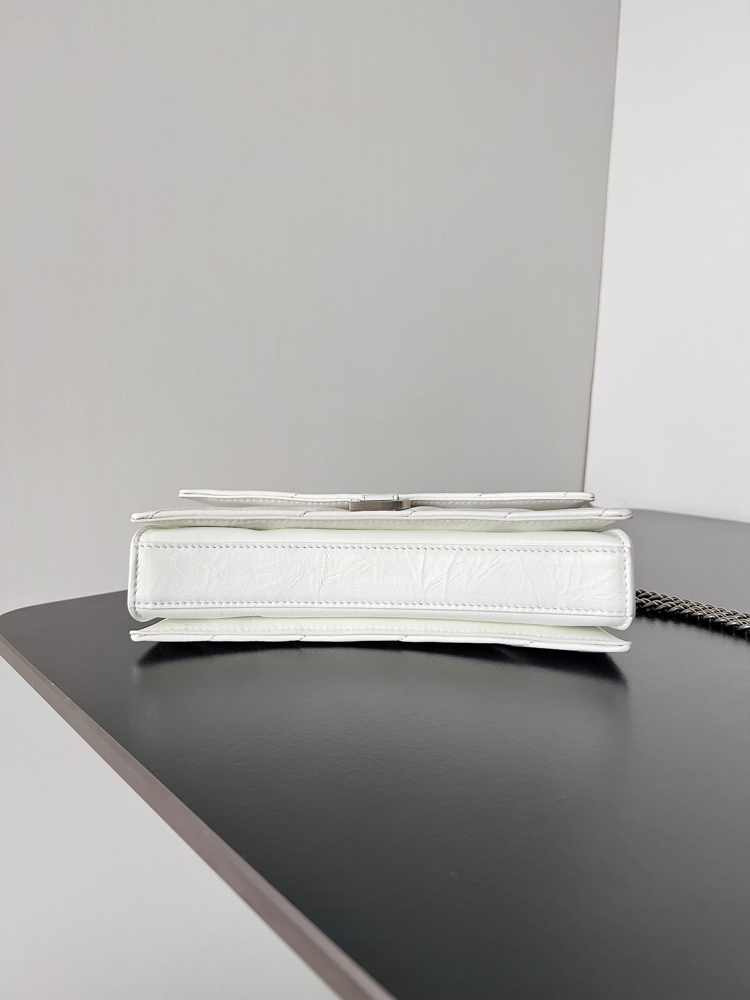 CRUSH CHAINED BAG 22 IN WHITE QUILTED CRUSHED CALFSKIN SILVER HARDWARE