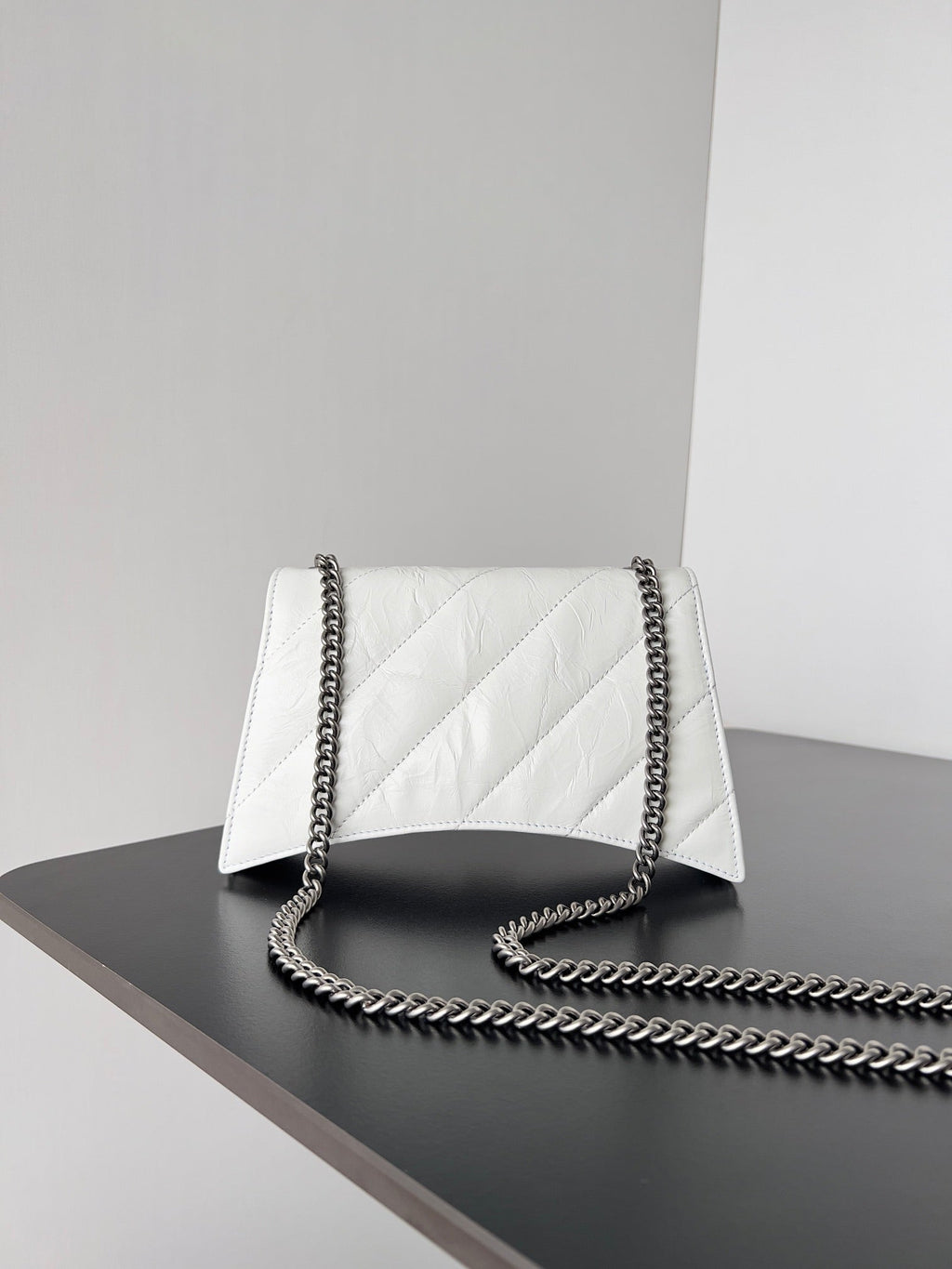 CRUSH CHAINED BAG 22 IN WHITE QUILTED CRUSHED CALFSKIN SILVER HARDWARE