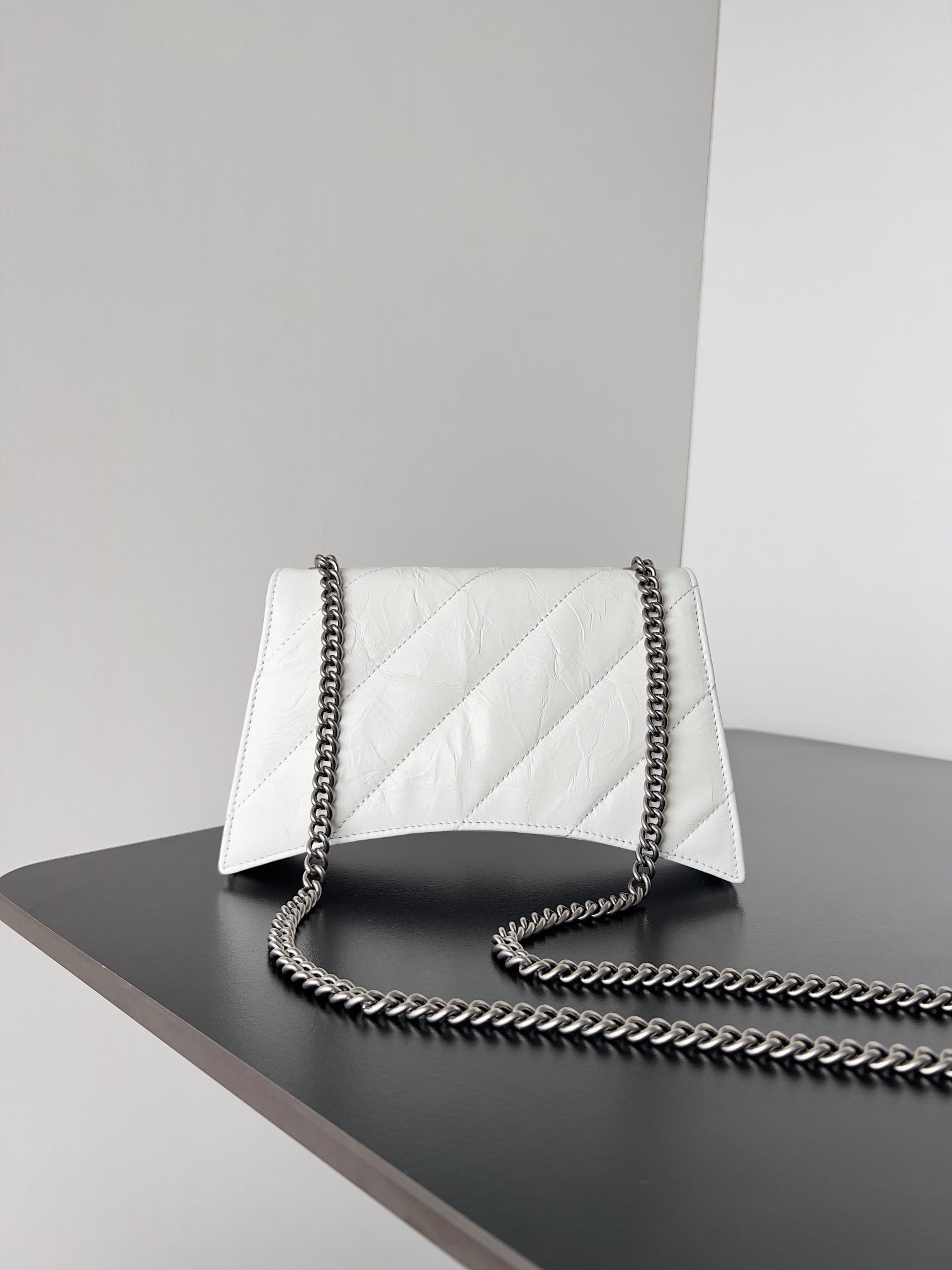 CRUSH CHAINED BAG 22 IN WHITE QUILTED CRUSHED CALFSKIN SILVER HARDWARE
