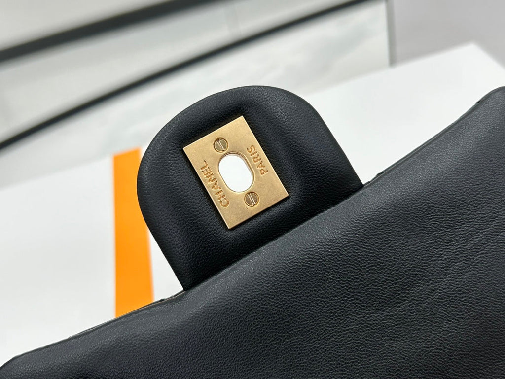 CC SMALL 17 FLAP BAG IN BLACK CALFSKIN GOLD HARDWARE