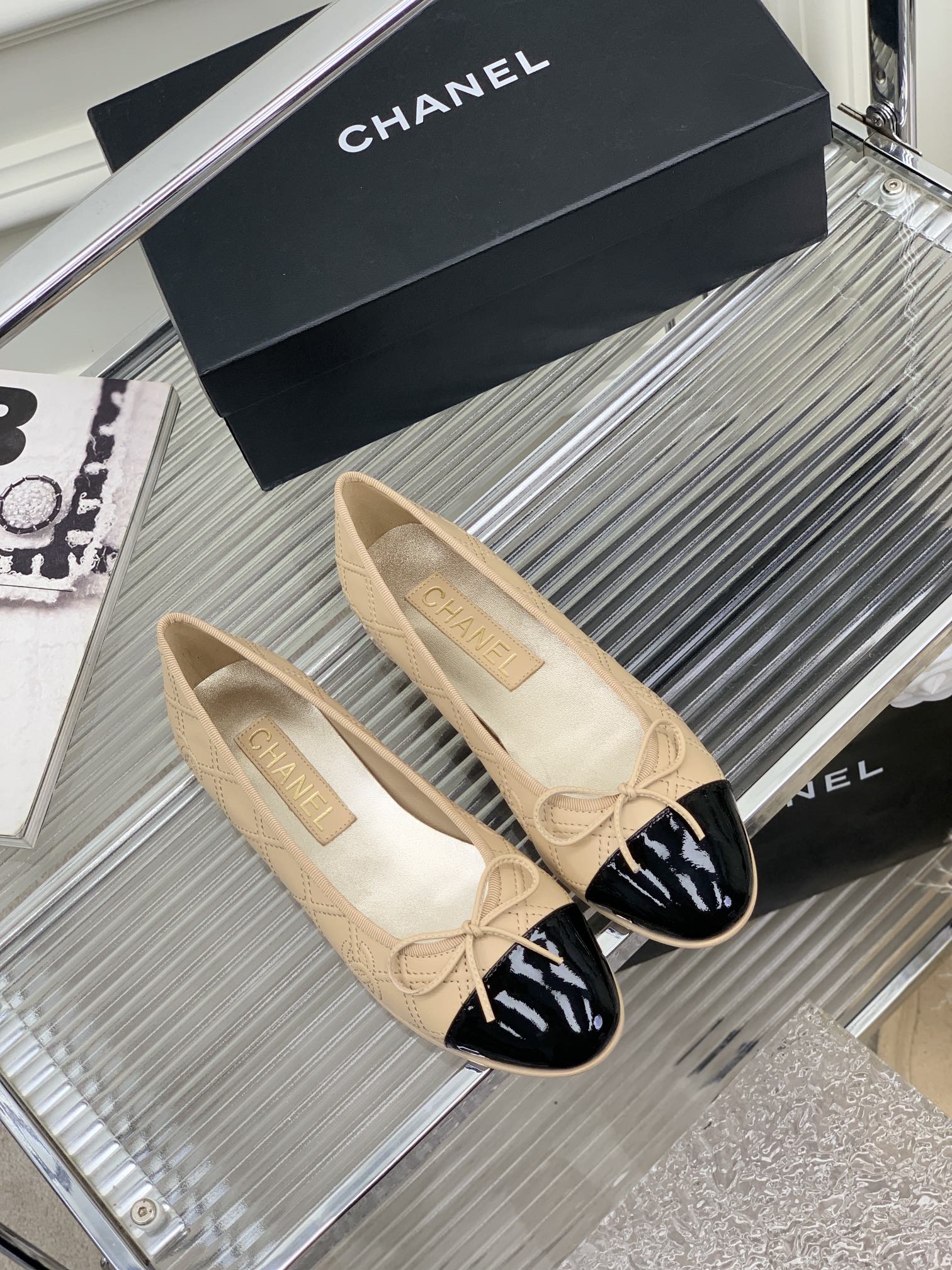 BALLET FLAT GLOSSY BLACK MIX BEIGE LAMBSKIN