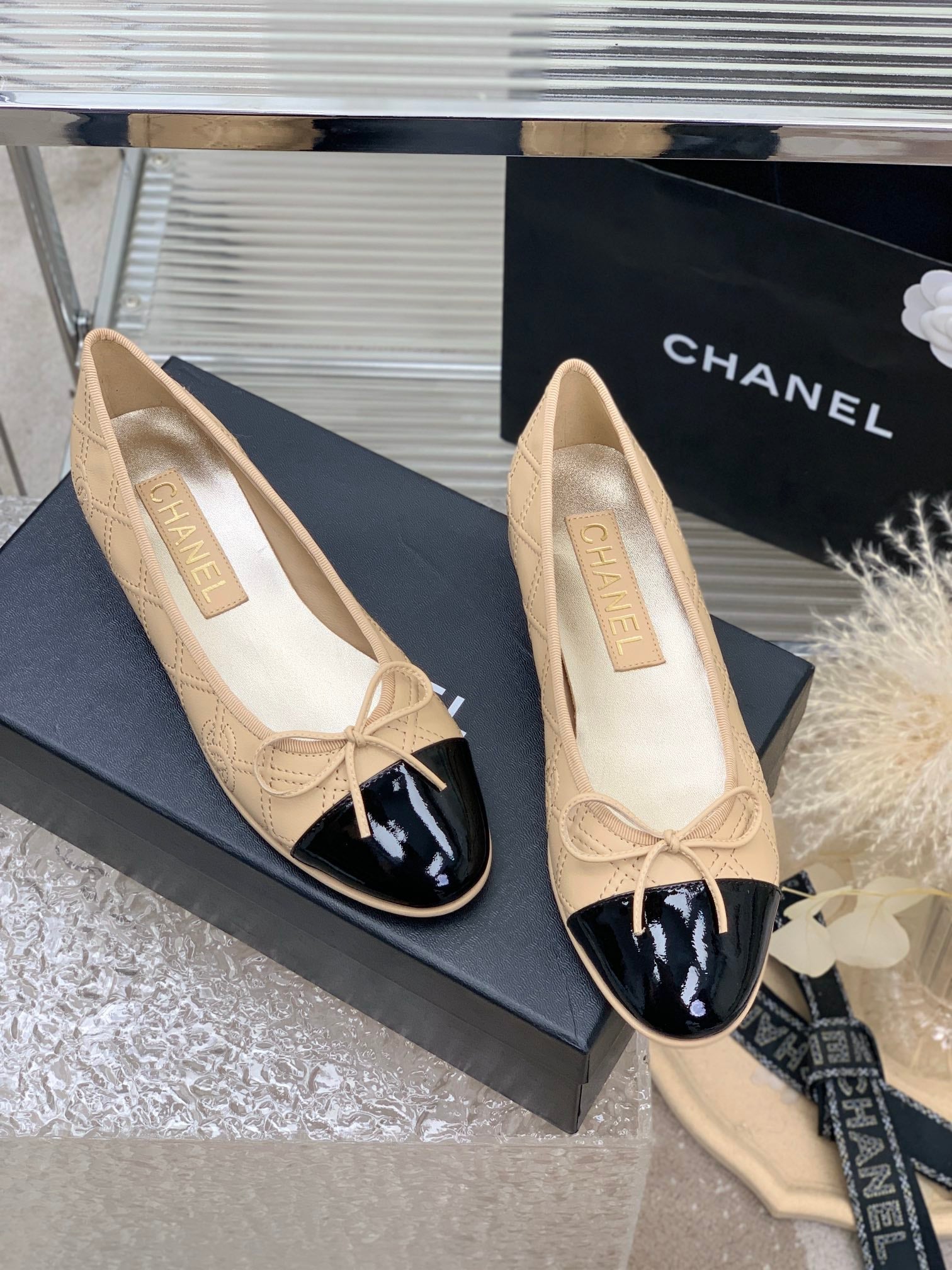 BALLET FLAT GLOSSY BLACK MIX BEIGE LAMBSKIN