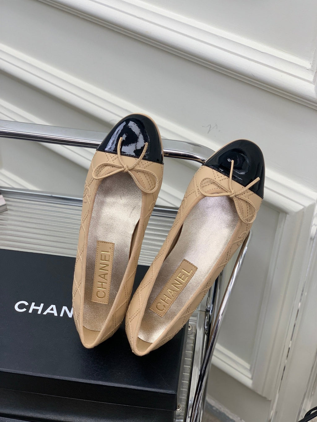 BALLET FLAT GLOSSY BLACK MIX BEIGE LAMBSKIN