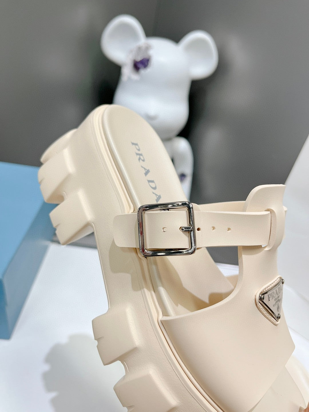 MONOLITH SLIPPER SANDALS IN BEIGE RUBBER