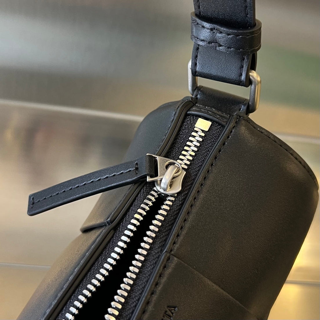 SMALL CYLINDER CASSETTE 21 IN BLACK CALFSKIN