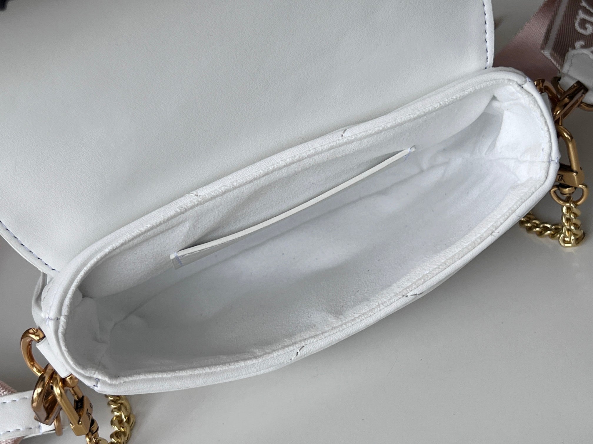 LV 25S WAVE MULTI POCHETTE 19 IN WHITE CALFSKIN GOLD HARDWARE